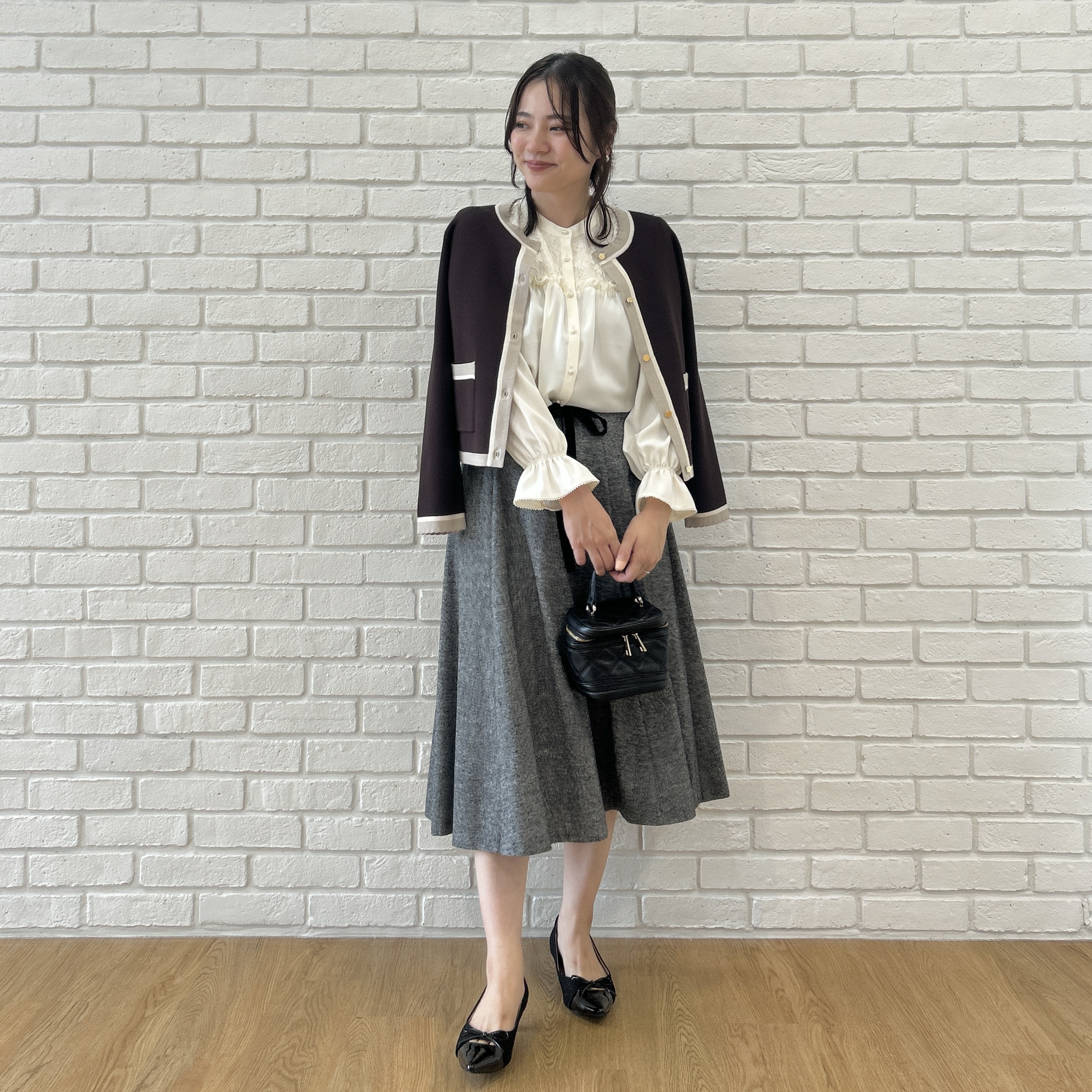 shinoさんの「Couture brooch｜【一枚で主役級】配色総針スカラカーディガン」を使ったコーディネート