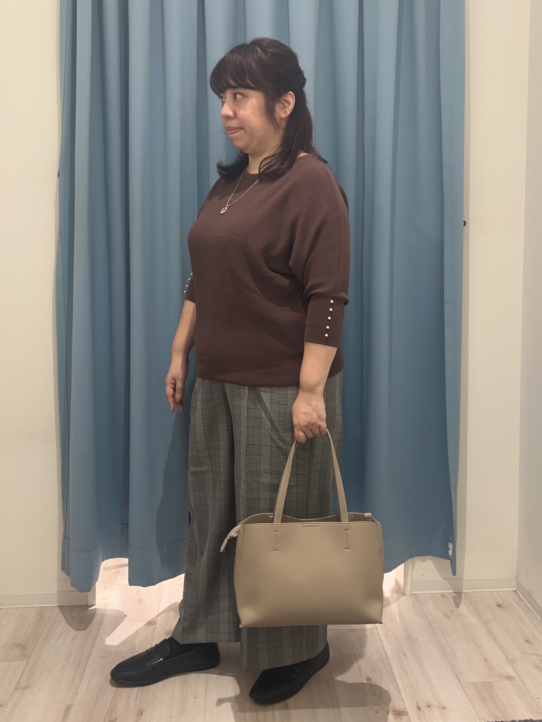 くーさんの「SHOO･LA･RUE｜【毛玉になりにくい】パール調ボタンが女性らしさをプラス ガーター切替 7分袖ドルマンニット」を使ったコーディネート