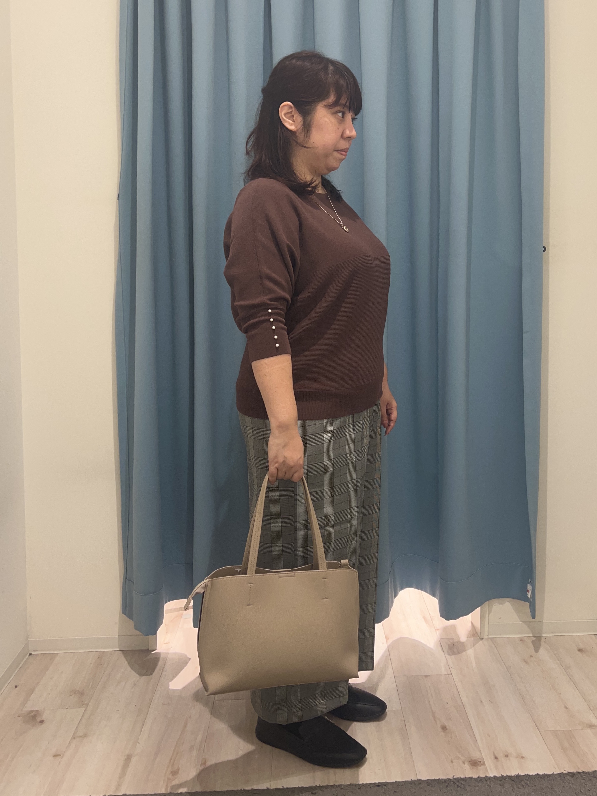 くーさんの「SHOO･LA･RUE｜【毛玉になりにくい】パール調ボタンが女性らしさをプラス ガーター切替 7分袖ドルマンニット」を使ったコーディネート