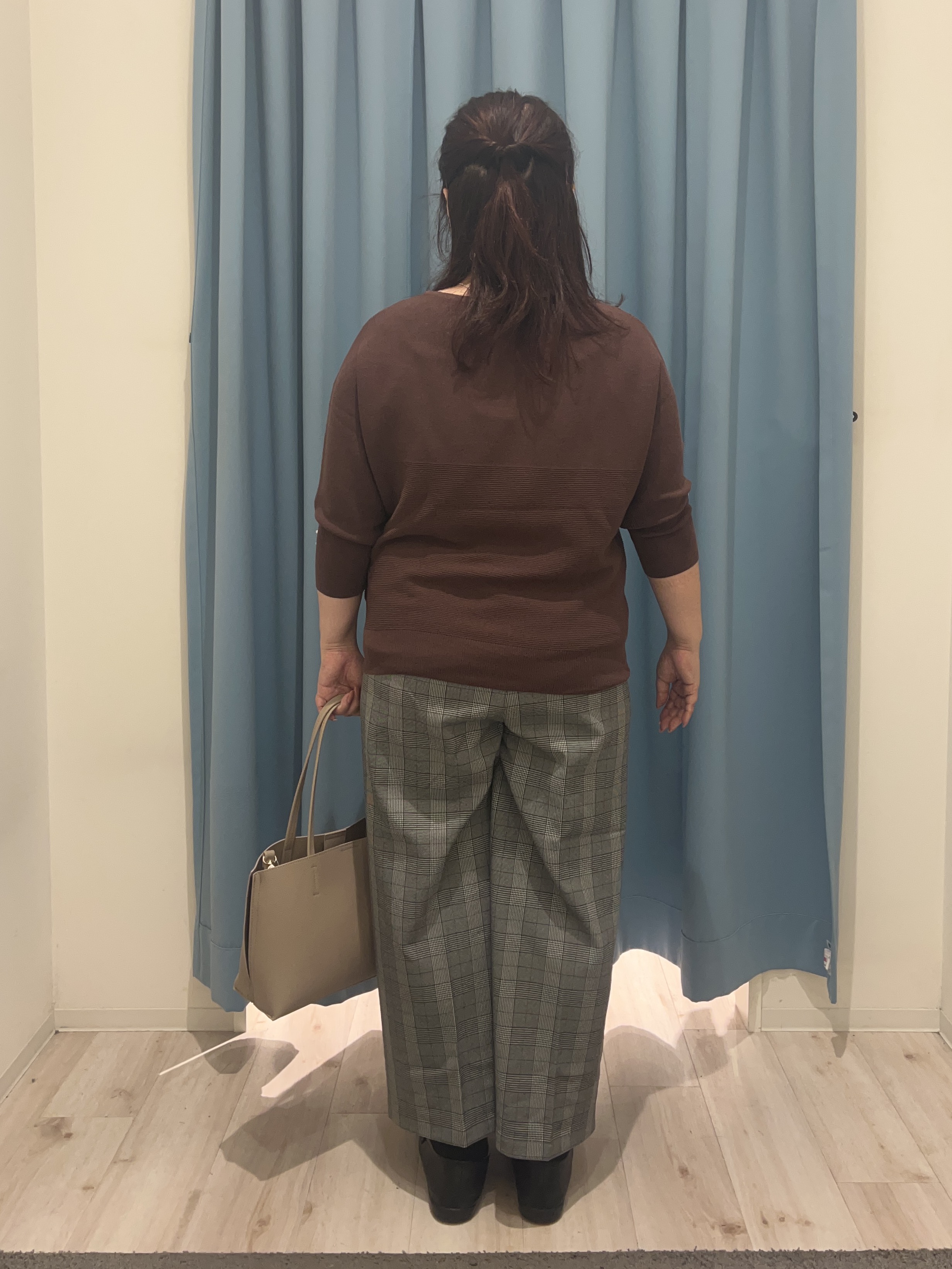 くーさんの「SHOO･LA･RUE｜【毛玉になりにくい】パール調ボタンが女性らしさをプラス ガーター切替 7分袖ドルマンニット」を使ったコーディネート