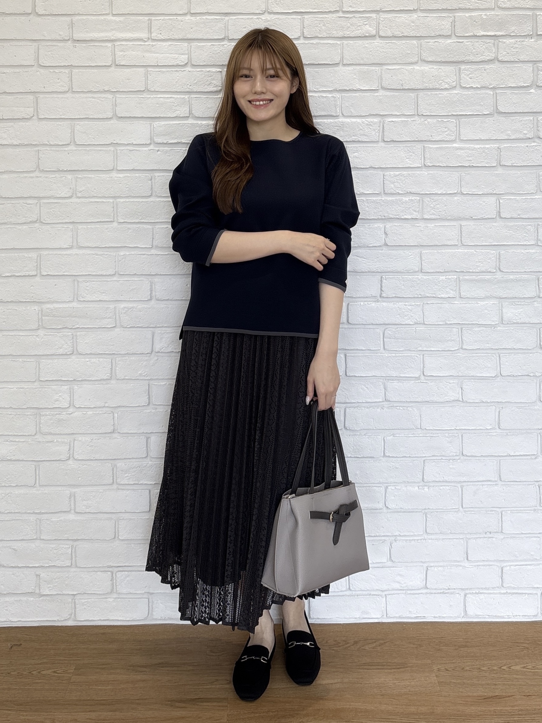 sayaさんの「SHOO･LA･RUE｜【洗濯機可/S-LL】抜け感ある着こなしに 金ボタン付き スポンディッシュ クルーネックニット」を使ったコーディネート