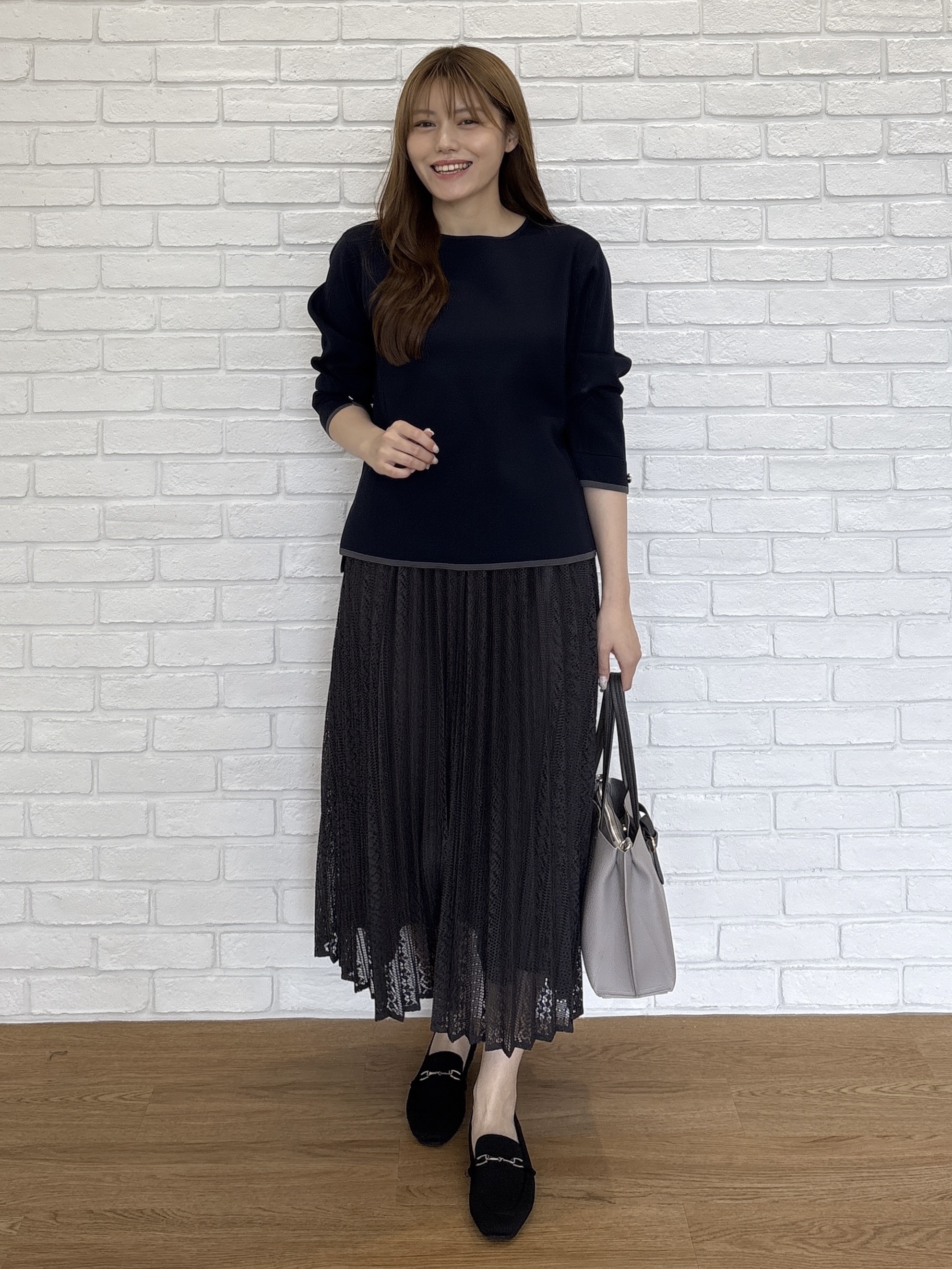 sayaさんの「SHOO･LA･RUE｜【洗濯機可/S-LL】抜け感ある着こなしに 金ボタン付き スポンディッシュ クルーネックニット」を使ったコーディネート