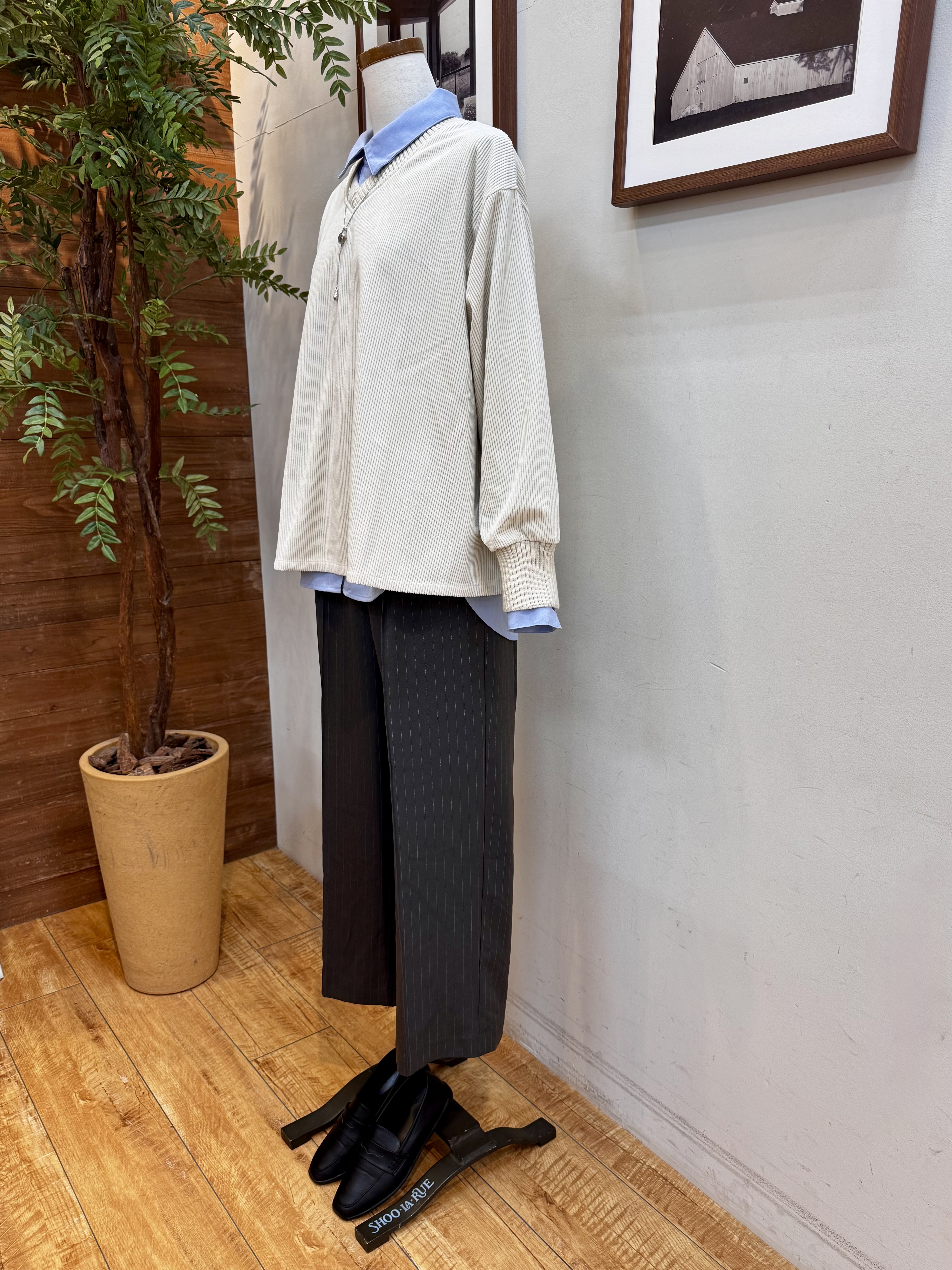 山本まどかさんの「SHOO･LA･RUE｜【S-LL/洗濯機可/前後2WAY】大人上品にきまる コーデュロイトップス」を使ったコーディネート