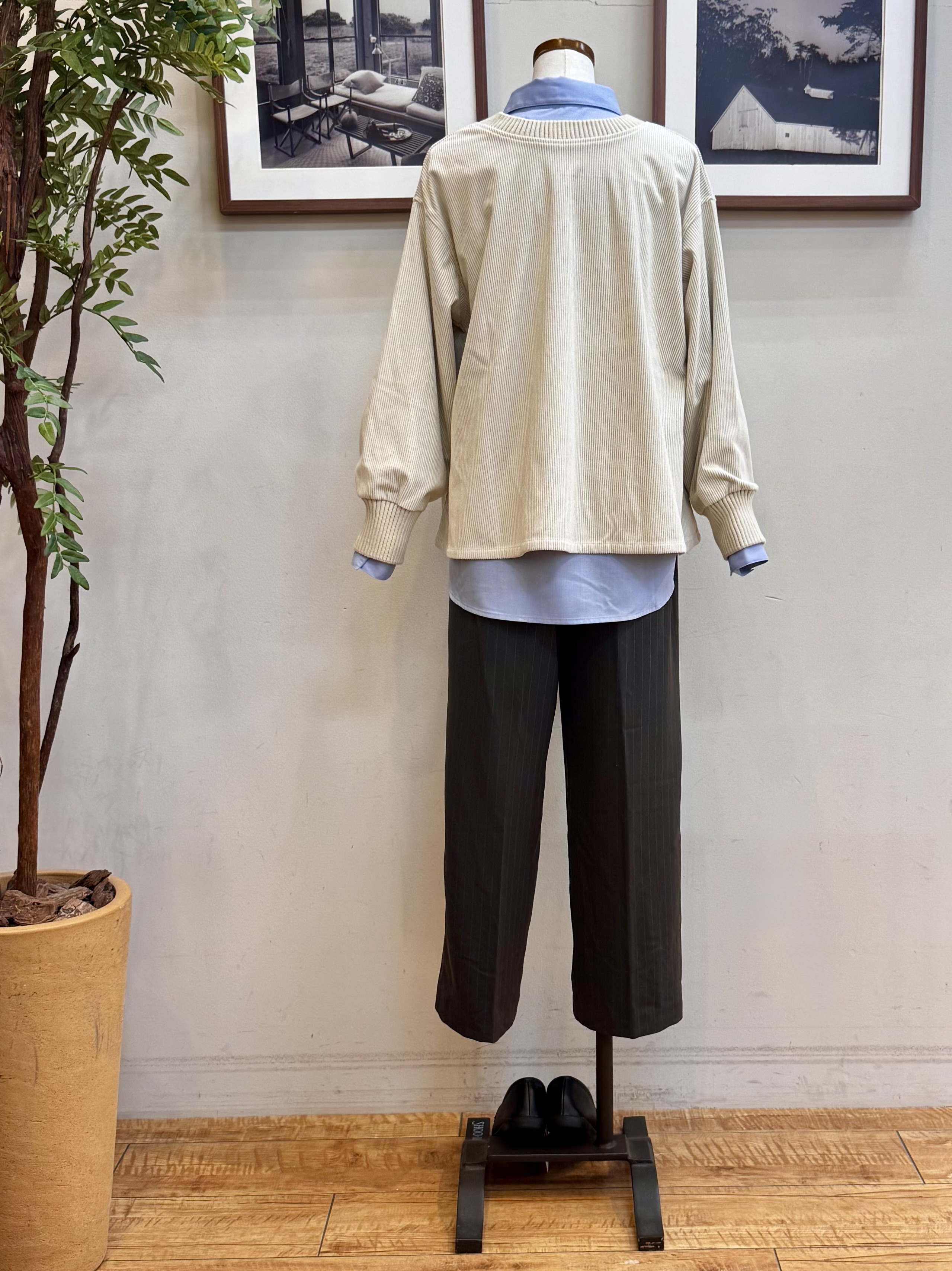 山本まどかさんの「SHOO･LA･RUE｜【S-LL/洗濯機可/前後2WAY】大人上品にきまる コーデュロイトップス」を使ったコーディネート