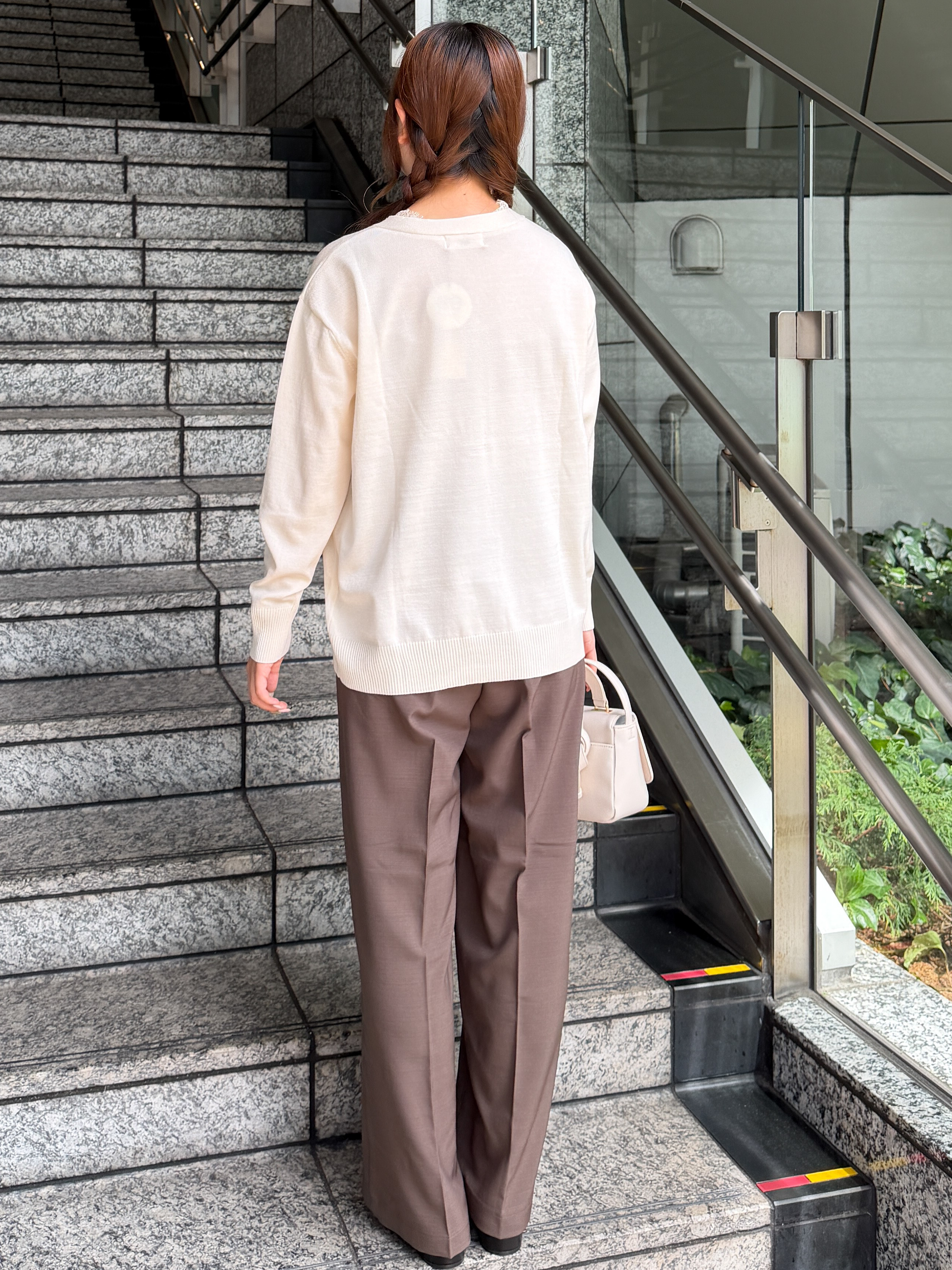 HANNAさんの「OPAQUE.CLIP｜レース付きVネックニット【洗濯機OK】」を使ったコーディネート