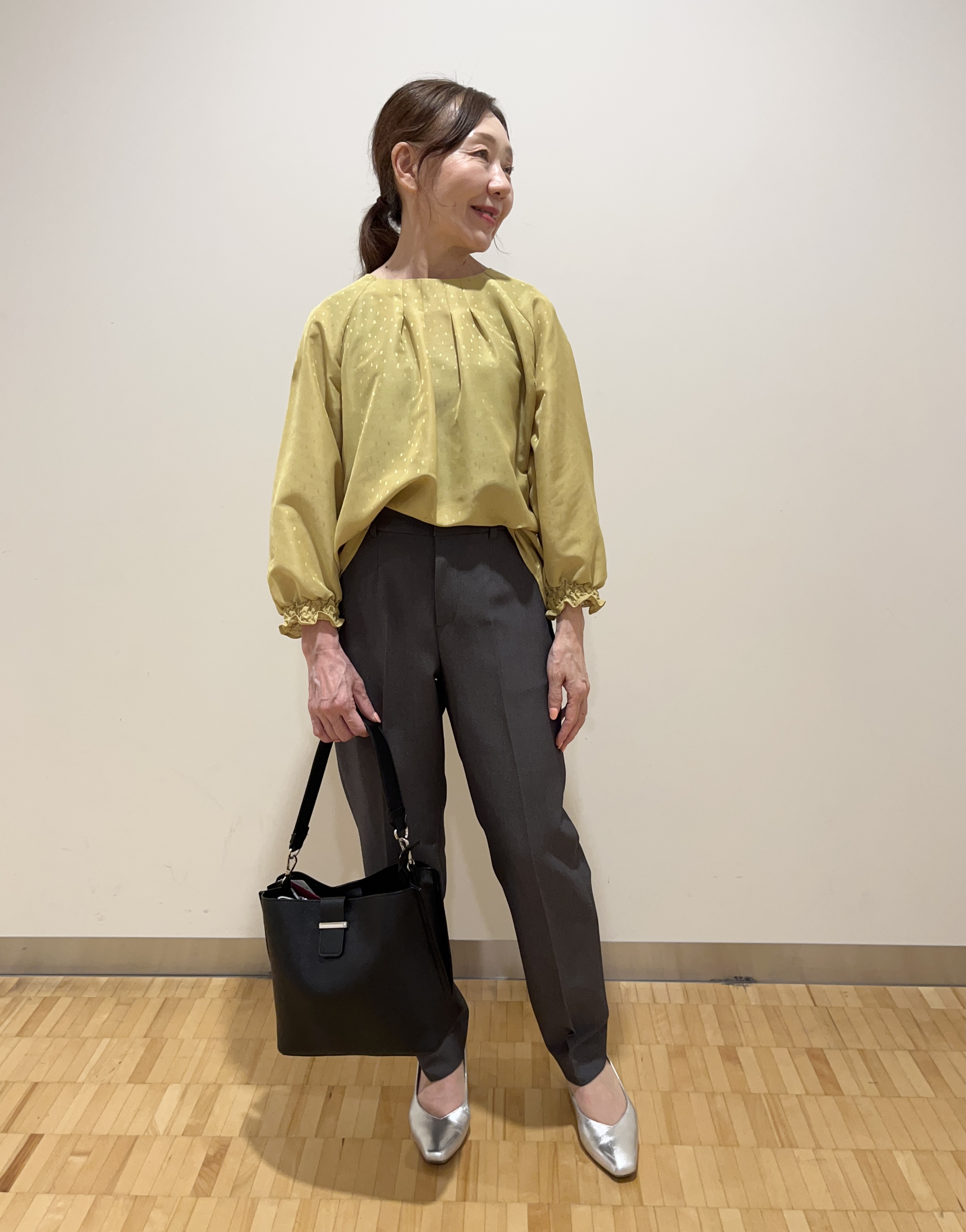 しみさんの「Reflect｜タックデザイン ラグランスリーブブラウス」を使ったコーディネート
