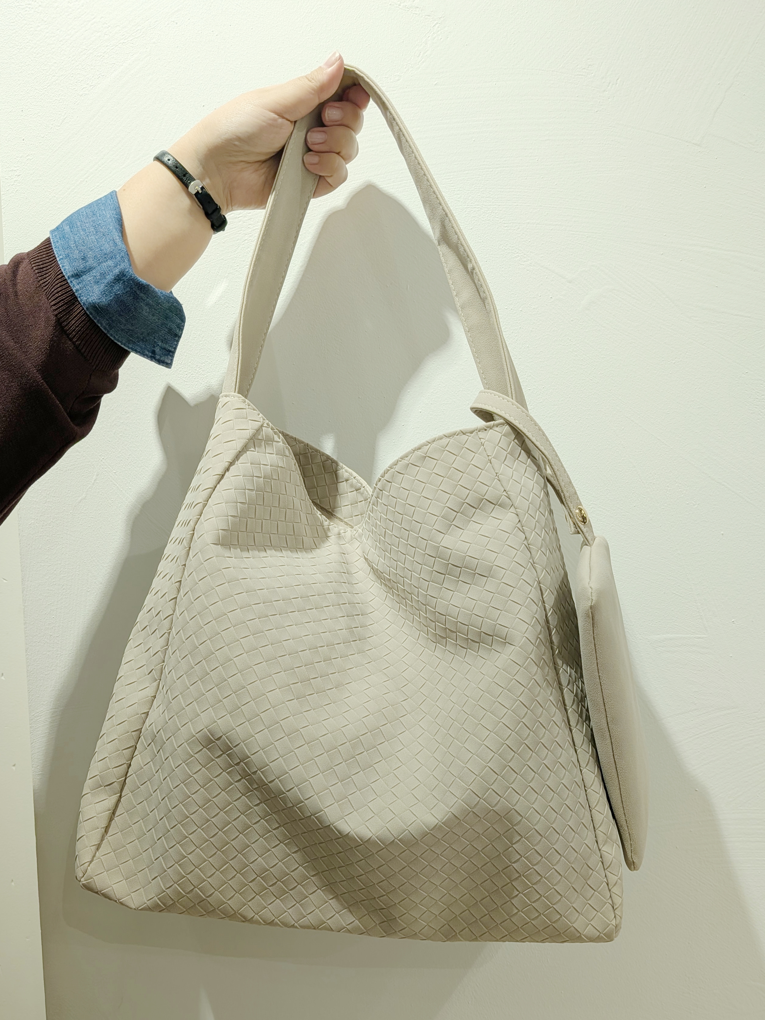 yukikaさんの「grove｜【前後2WAY】さりげなく、上品にきらめく ニットカーディガン」を使ったコーディネート