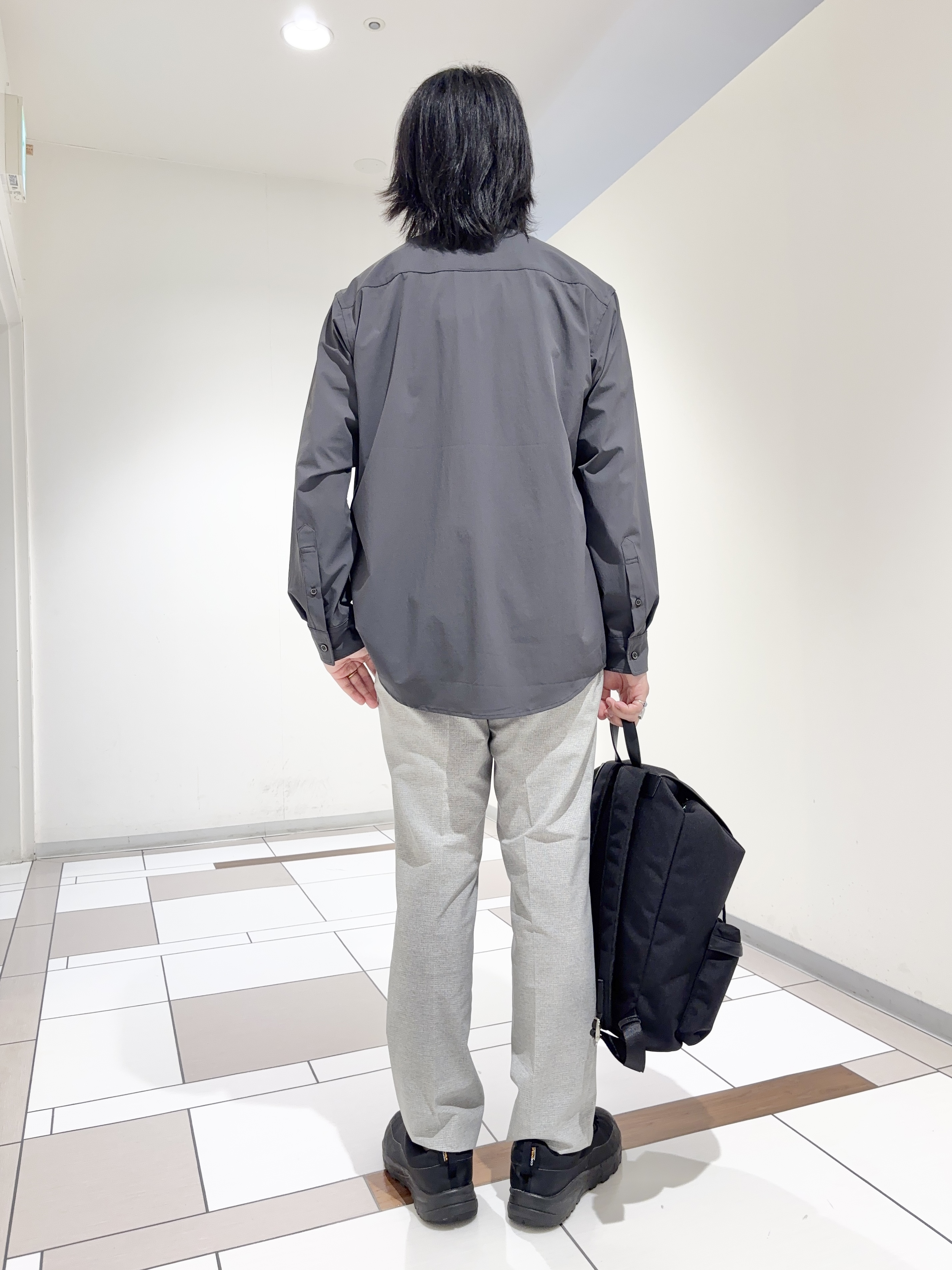 及川さんの「TAKEO KIKUCHI｜3Dナイロンストレッチ バンドカラーシャツ」を使ったコーディネート