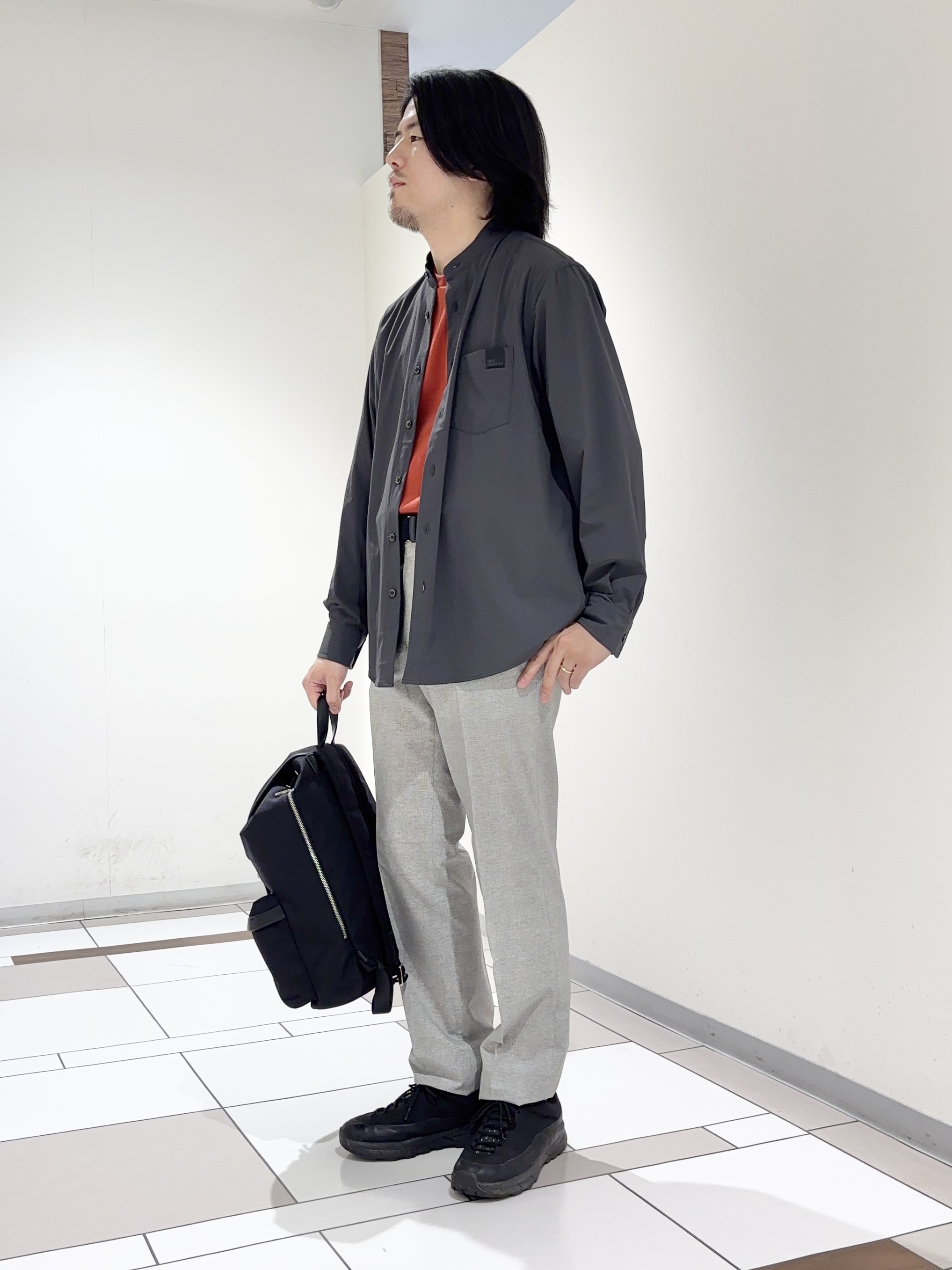 及川さんの「TAKEO KIKUCHI｜3Dナイロンストレッチ バンドカラーシャツ」を使ったコーディネート