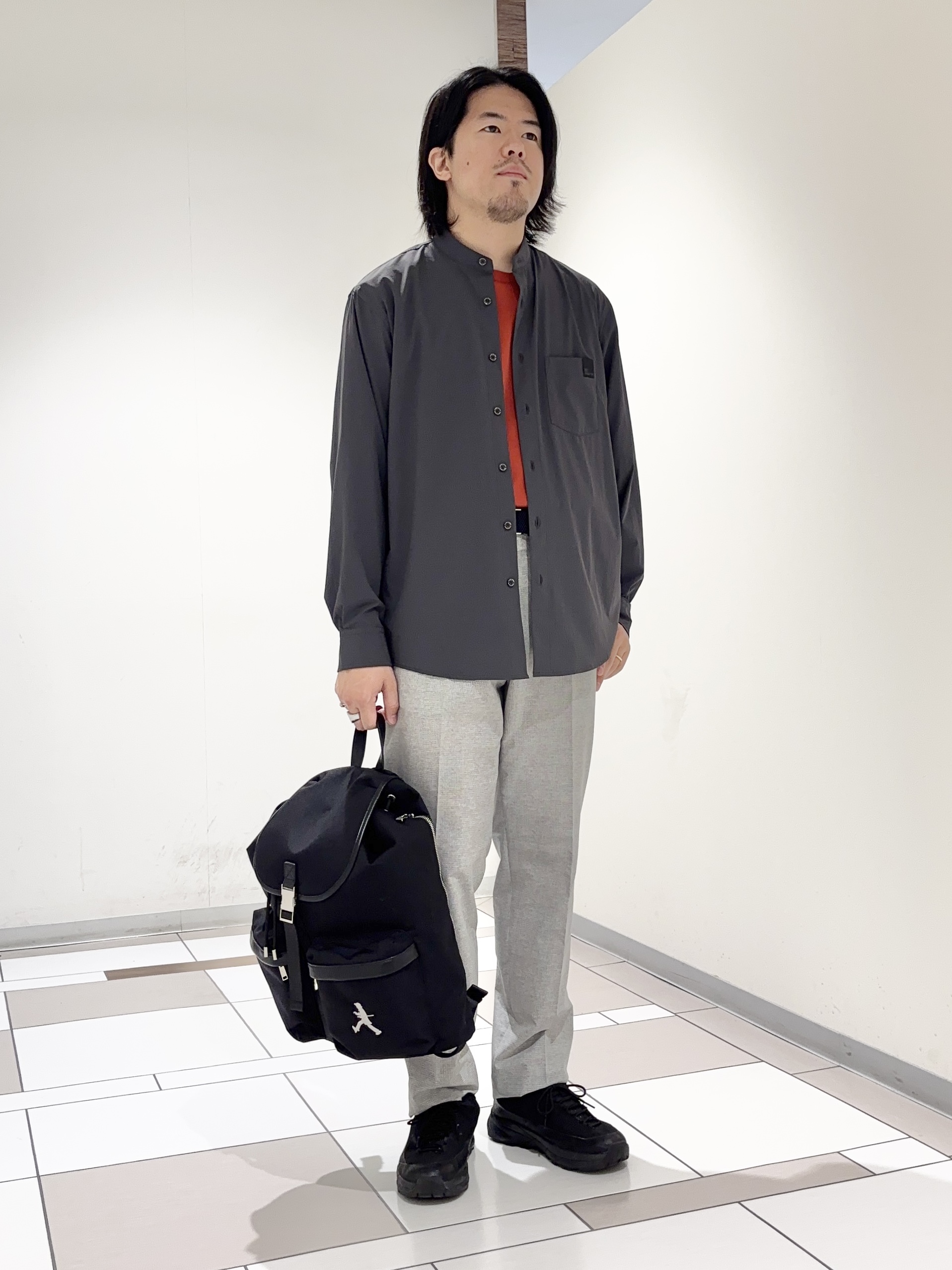 及川さんの「TAKEO KIKUCHI｜3Dナイロンストレッチ バンドカラーシャツ」を使ったコーディネート
