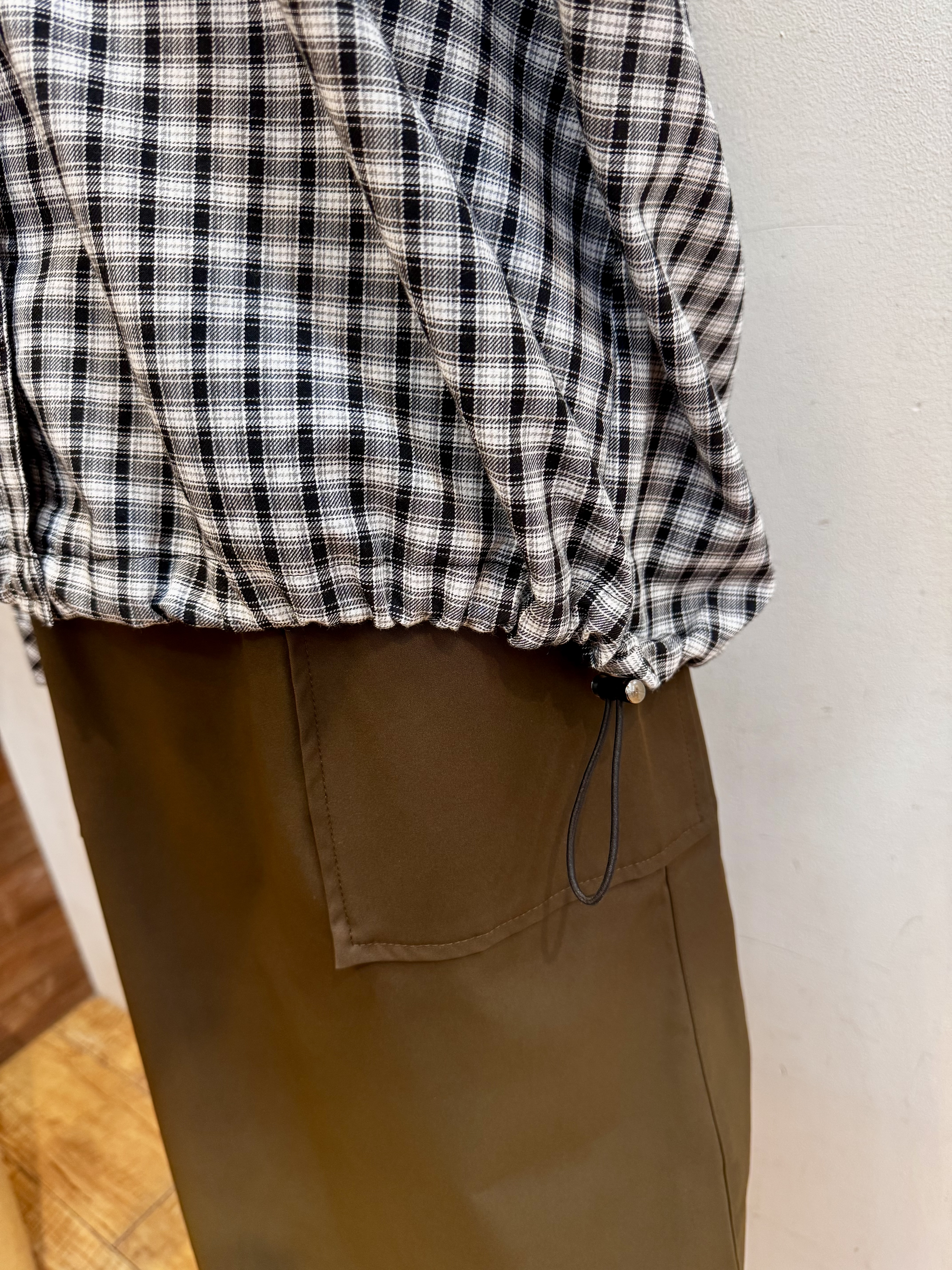 山本まどかさんの「SHOO･LA･RUE｜【S-LL/洗濯機可】大人カジュアルに。裾ドロスト フードチェックシャツ」を使ったコーディネート