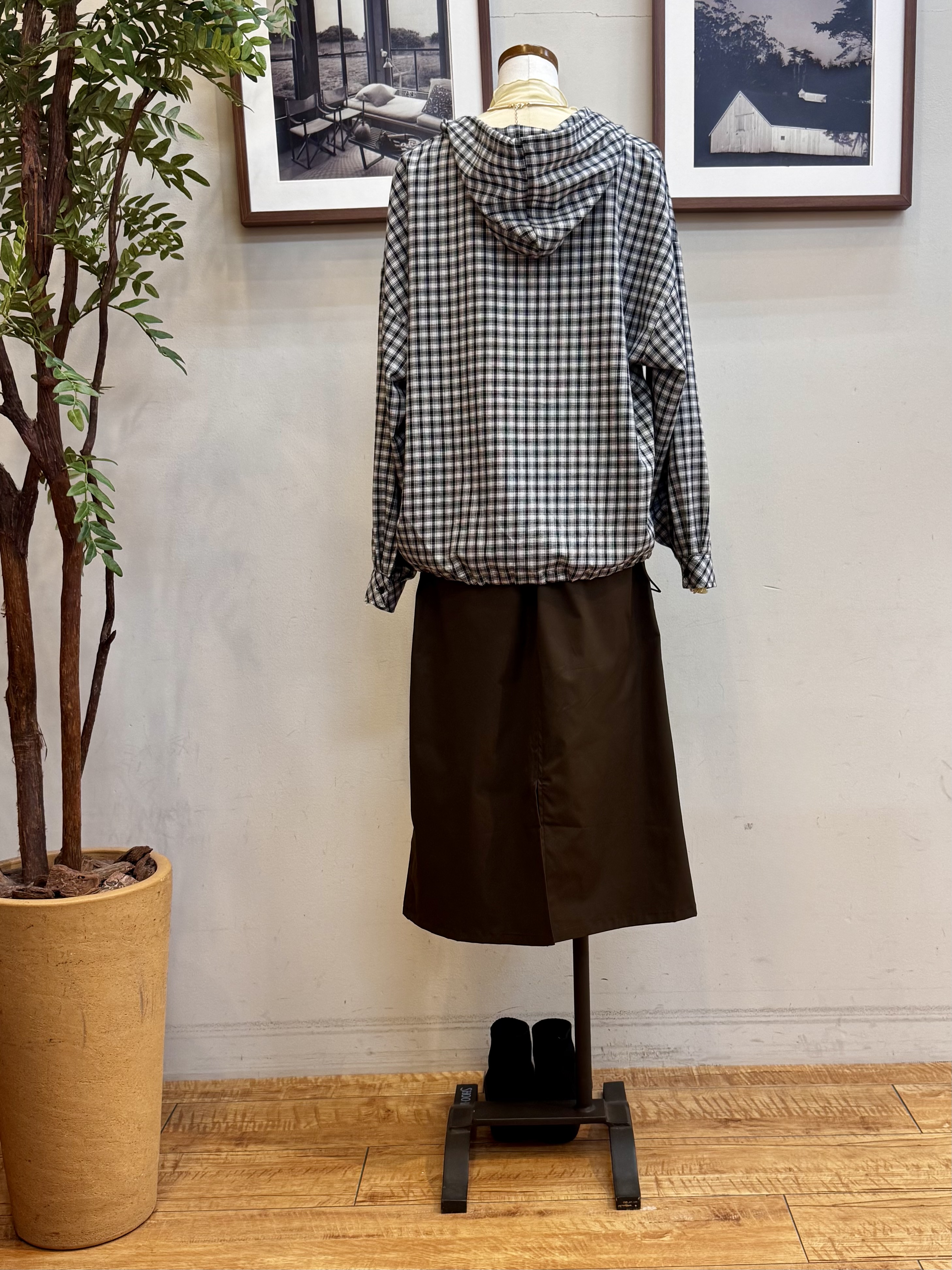 山本まどかさんの「SHOO･LA･RUE｜【S-LL/洗濯機可】大人カジュアルに。裾ドロスト フードチェックシャツ」を使ったコーディネート