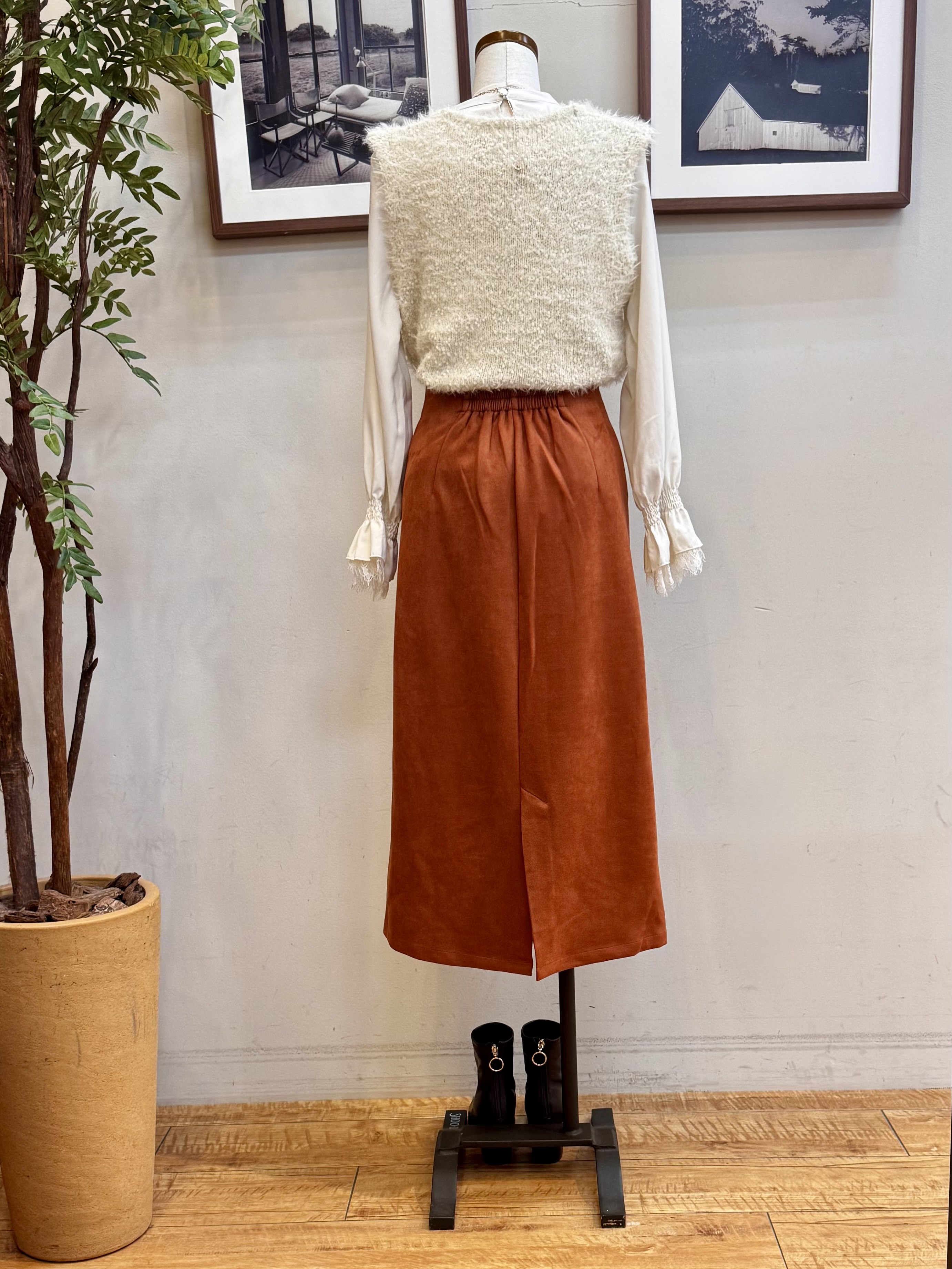 山本まどかさんの「SHOO･LA･RUE｜【洗濯機可】重ねるだけで華やかに。ポンポンシャギーベスト」を使ったコーディネート