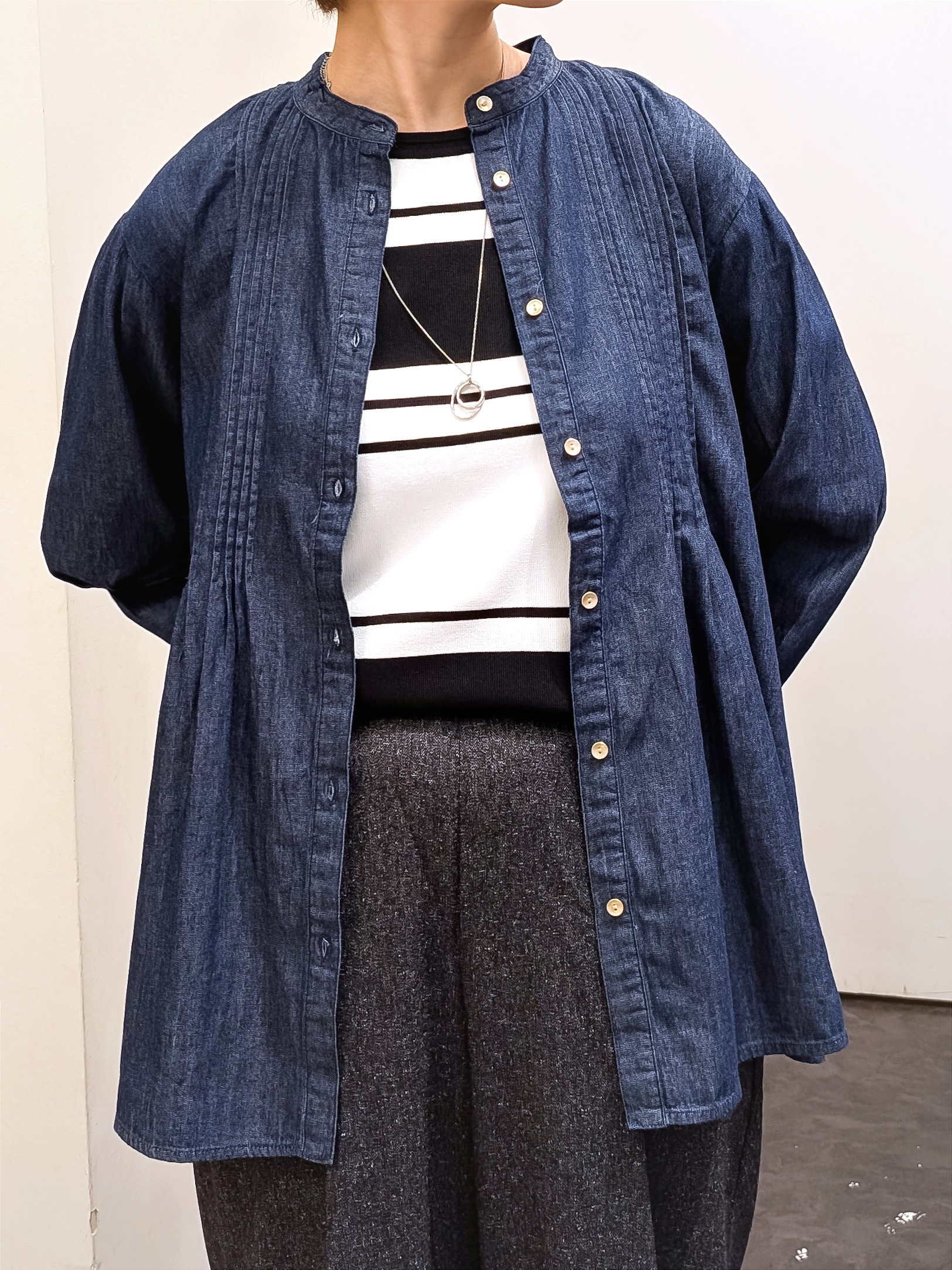 やまちゃんさんの「grove｜軽やかなデニムで、女性らしく　ピンタックデニムダンガリーブラウス」を使ったコーディネート