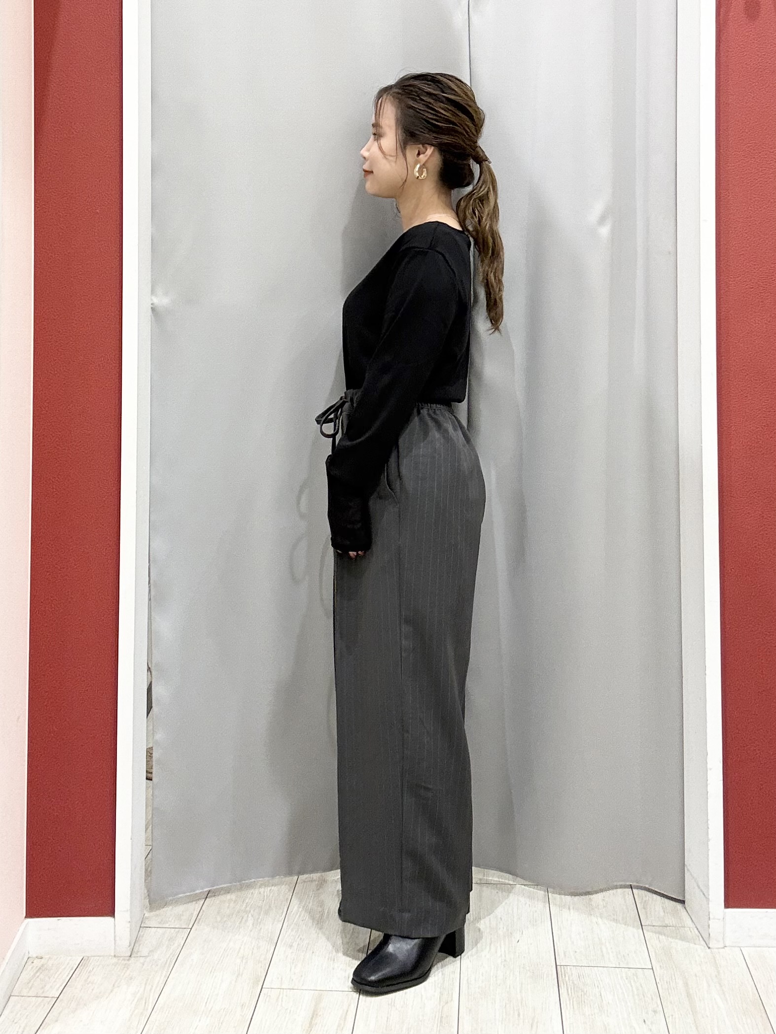shioさんの「SHOO･LA･RUE｜【洗濯機可】重ねるだけで華やかに。ポンポンシャギーベスト」を使ったコーディネート