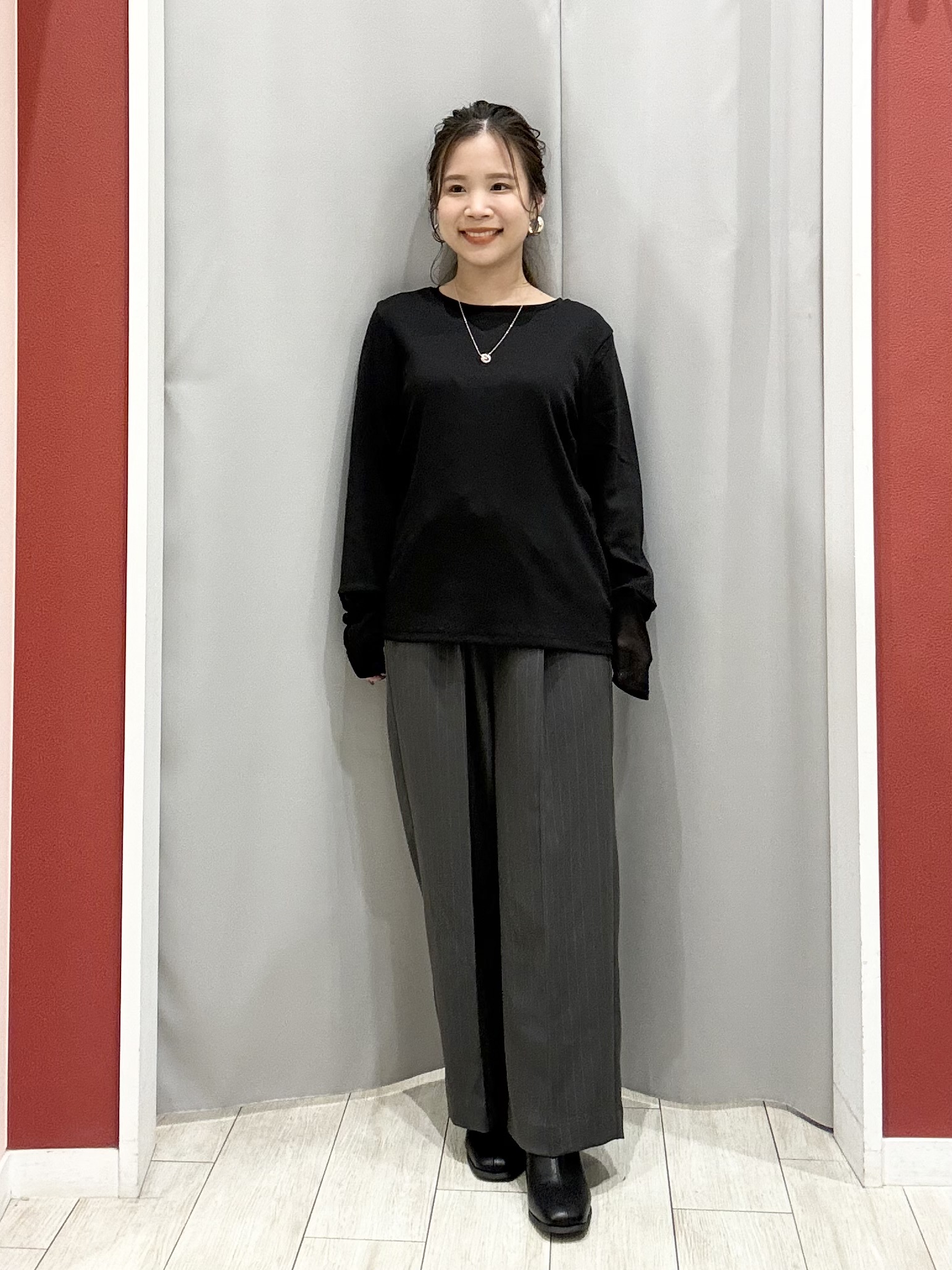 shioさんの「SHOO･LA･RUE｜【洗濯機可】重ねるだけで華やかに。ポンポンシャギーベスト」を使ったコーディネート