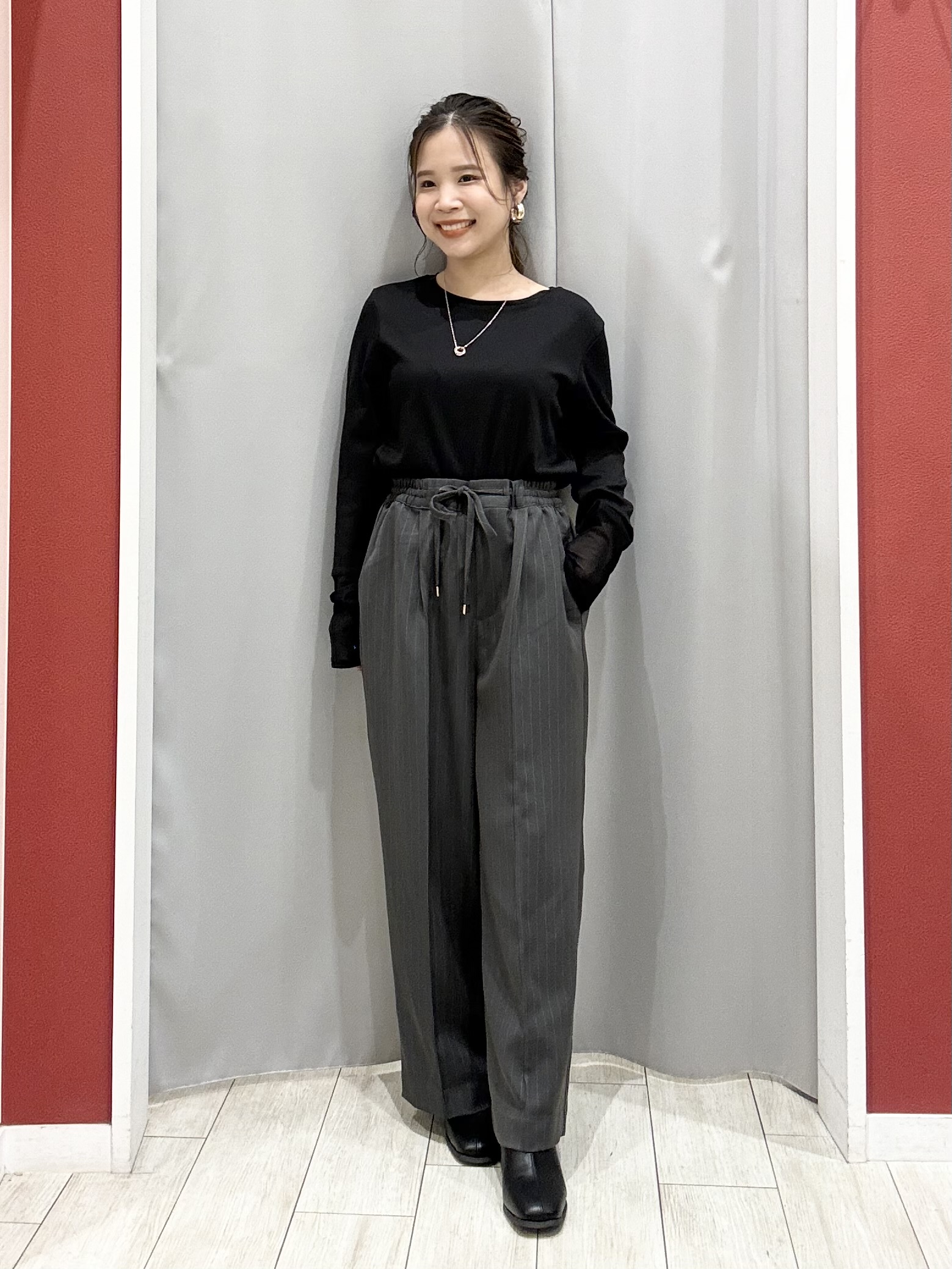 shioさんの「SHOO･LA･RUE｜【洗濯機可】重ねるだけで華やかに。ポンポンシャギーベスト」を使ったコーディネート