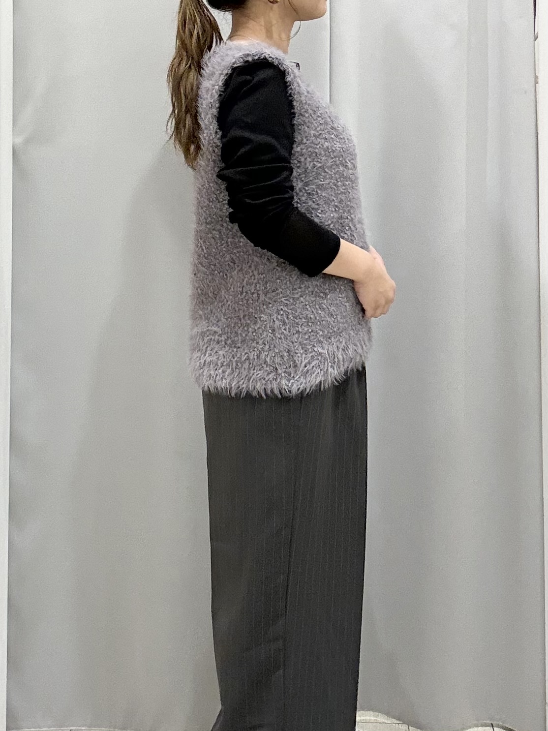 shioさんの「SHOO･LA･RUE｜【洗濯機可】重ねるだけで華やかに。ポンポンシャギーベスト」を使ったコーディネート