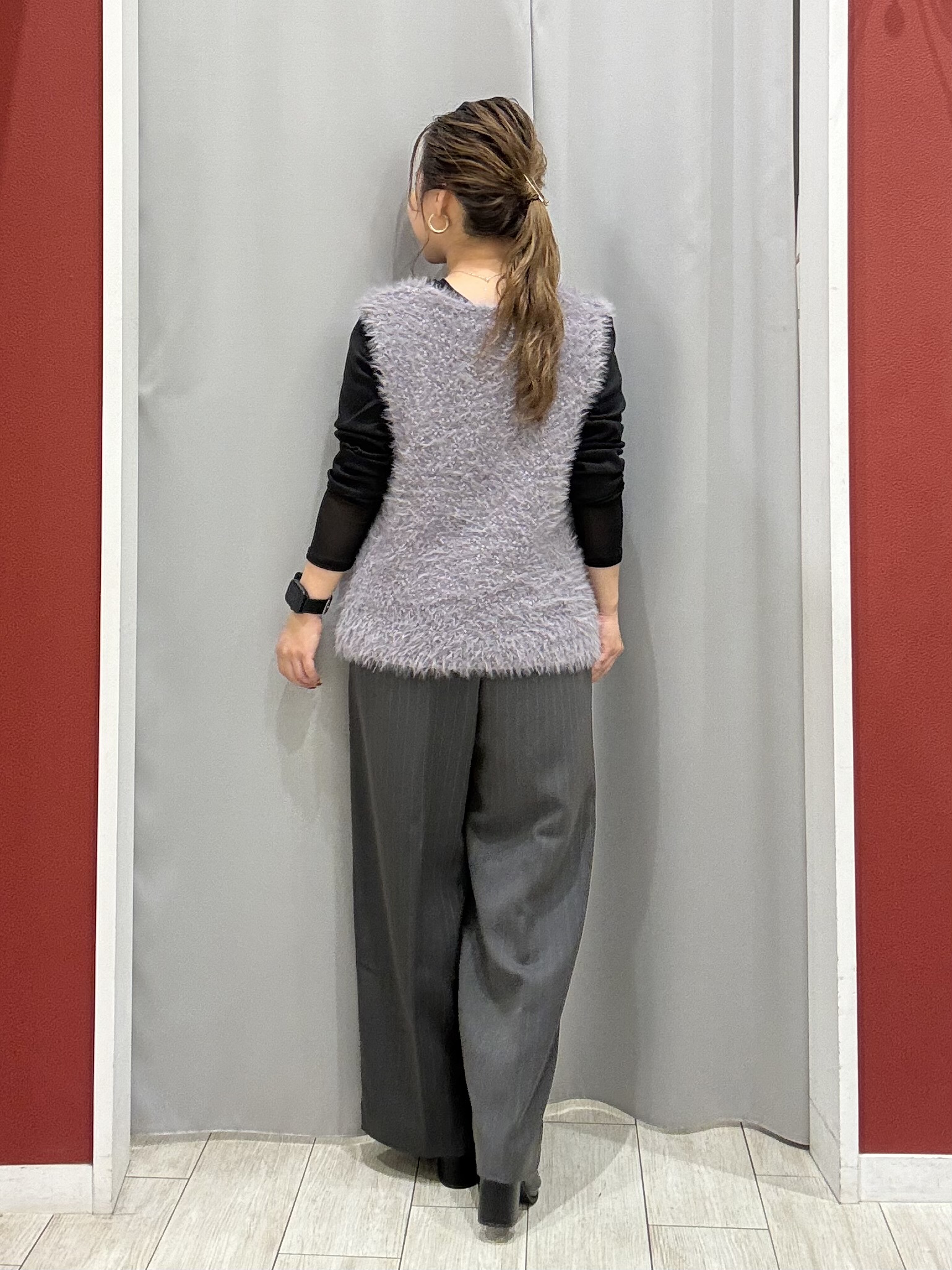 shioさんの「SHOO･LA･RUE｜【洗濯機可】重ねるだけで華やかに。ポンポンシャギーベスト」を使ったコーディネート