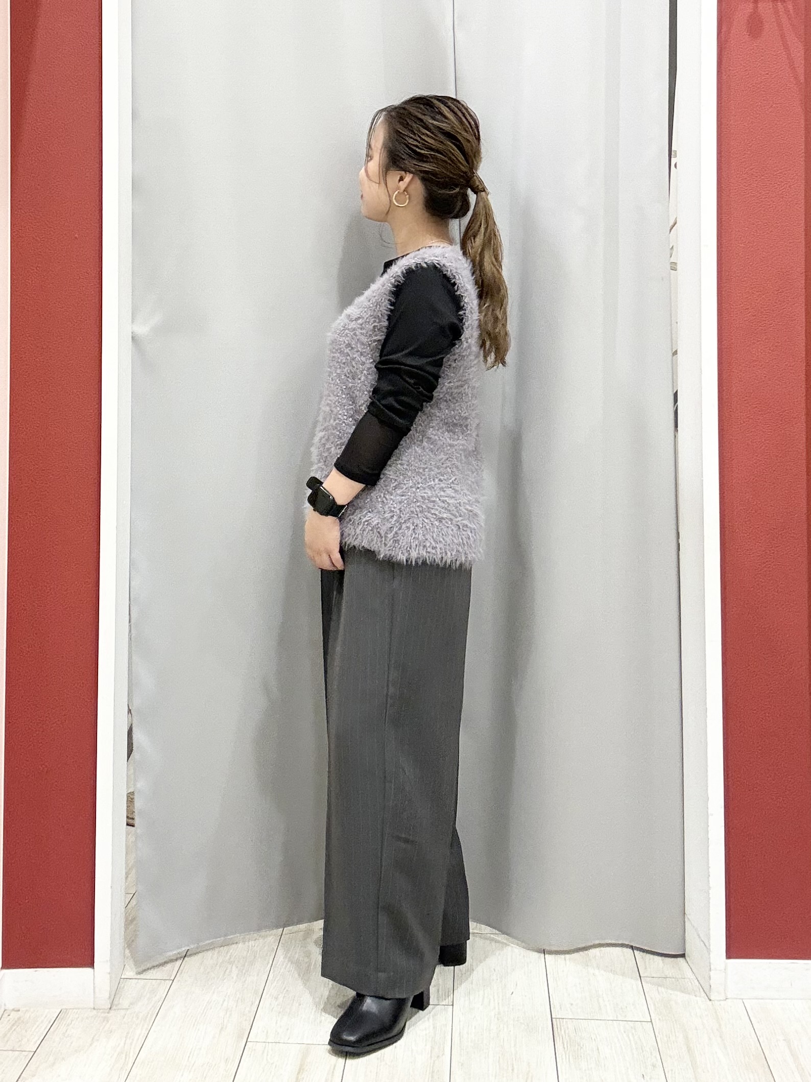 shioさんの「SHOO･LA･RUE｜【洗濯機可】重ねるだけで華やかに。ポンポンシャギーベスト」を使ったコーディネート