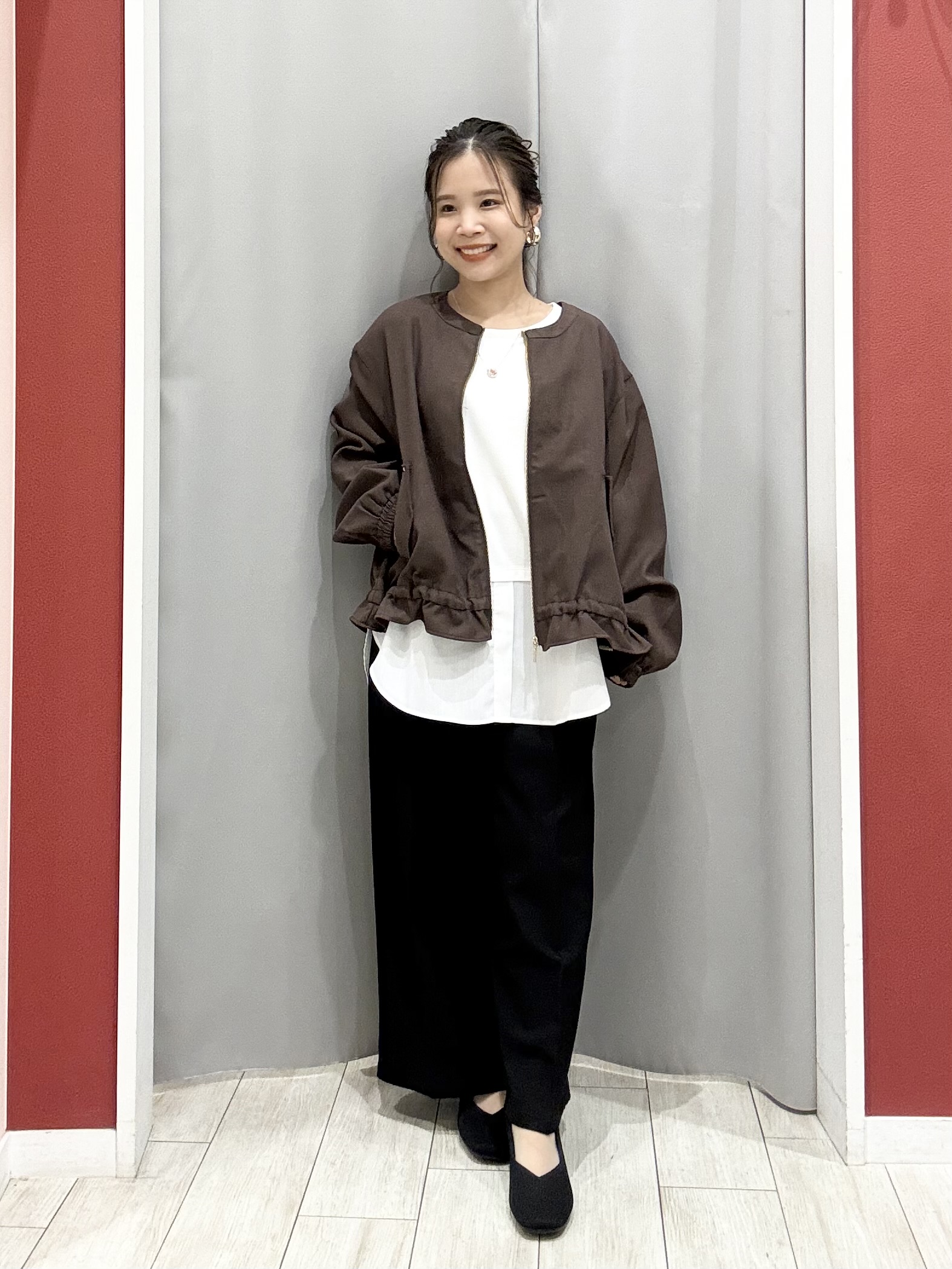 shioさんの「SHOO･LA･RUE｜【洗濯後しわになりにくい/S-LL】裾ドロストフリルブルゾン」を使ったコーディネート