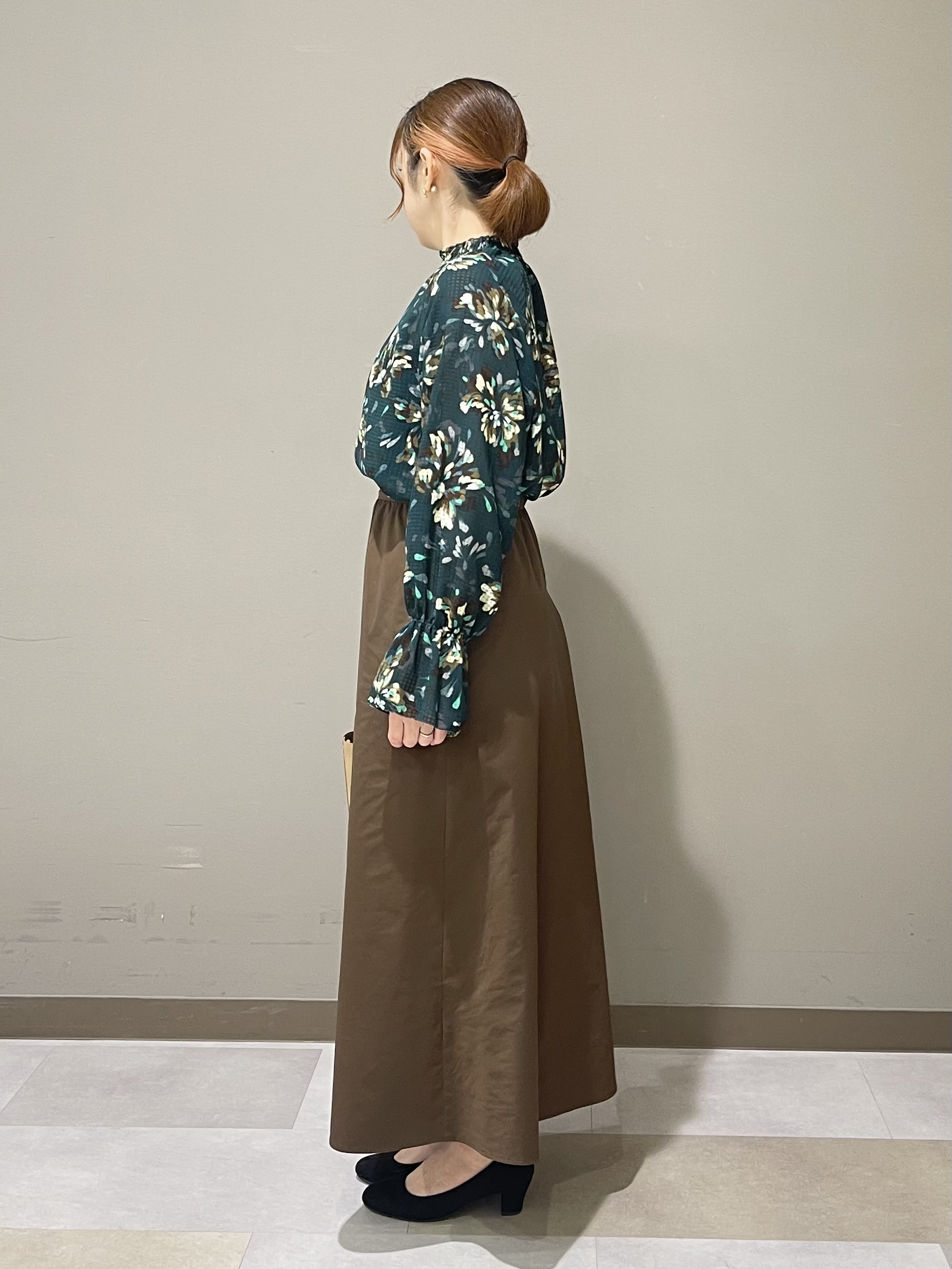 Tomoさんの「UNTITLED｜【秋映え/花柄】フラワープリントブラウス」を使ったコーディネート