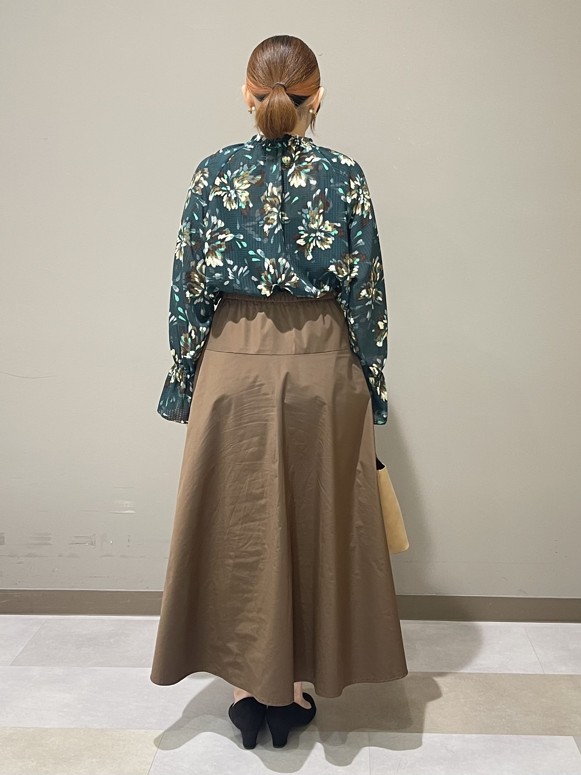 Tomoさんの「UNTITLED｜【秋映え/花柄】フラワープリントブラウス」を使ったコーディネート