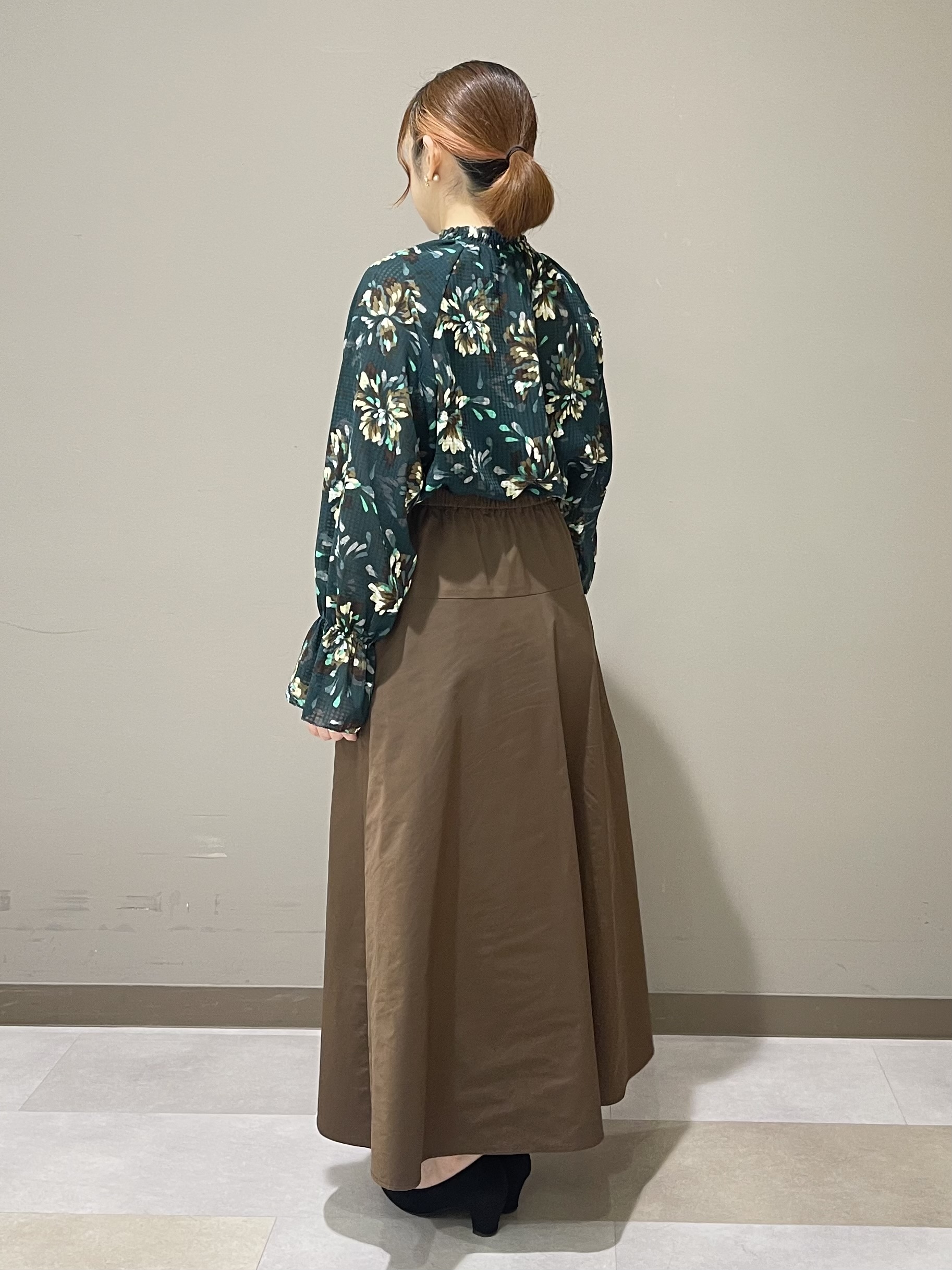 Tomoさんの「UNTITLED｜【秋映え/花柄】フラワープリントブラウス」を使ったコーディネート