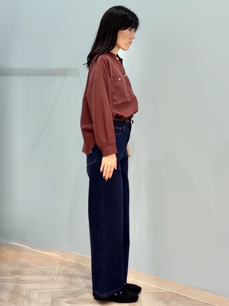 大西直穂さんの「SHOO･LA･RUE｜【洗濯後しわになりにくい/S-LL】こなれ見え ゆるっと キーネック金ボタンポケットシャツ」を使ったコーディネート