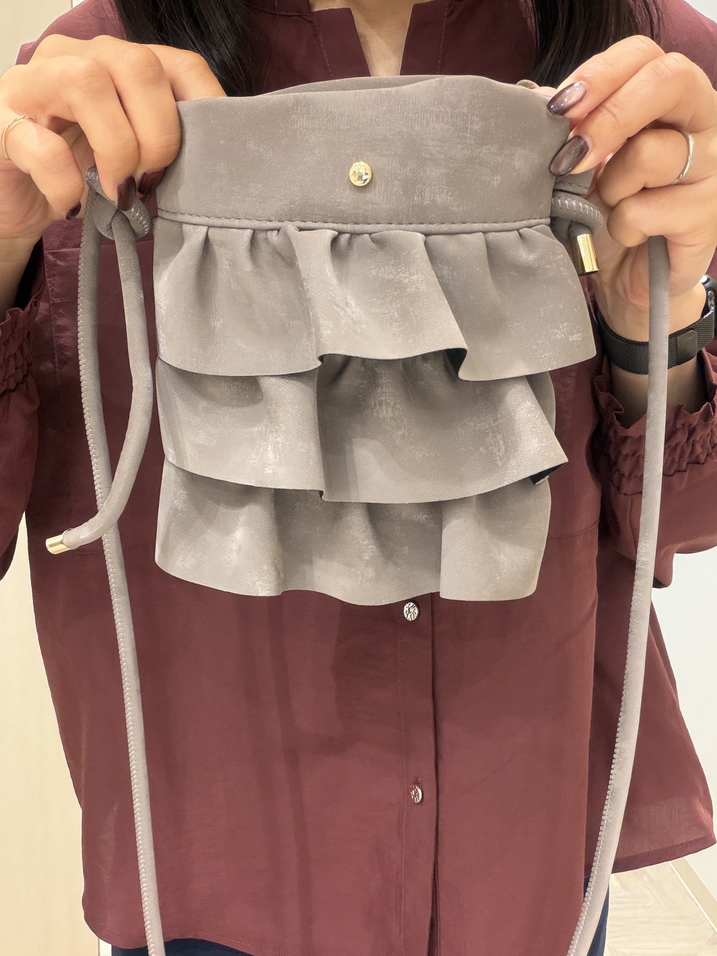 大西直穂さんの「SHOO･LA･RUE｜【洗濯後しわになりにくい/S-LL】こなれ見え ゆるっと キーネック金ボタンポケットシャツ」を使ったコーディネート