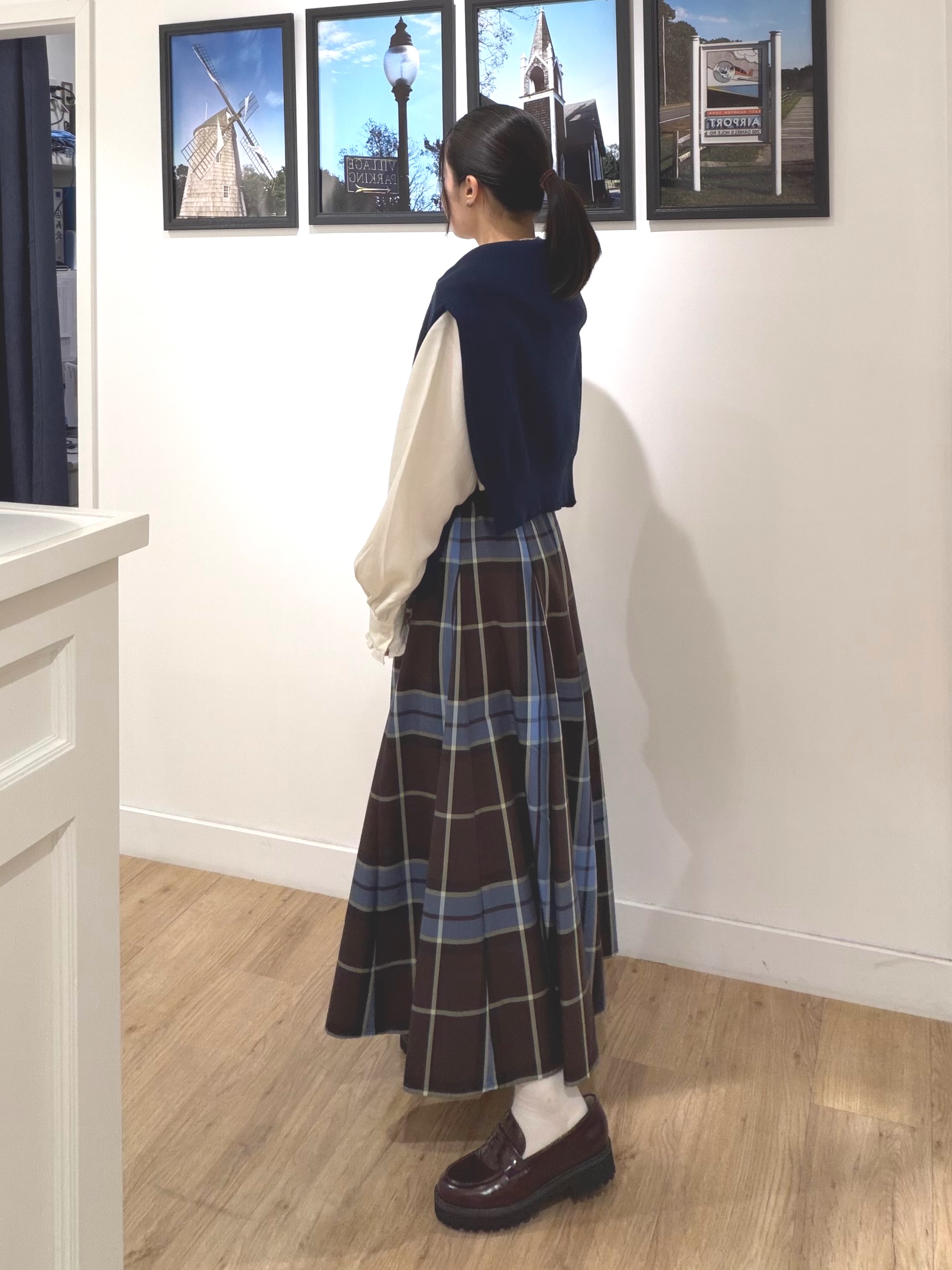 秦美里さんの「Dessin｜【洗える/オンオフ使える】スタンドフリルピンタックブラウス」を使ったコーディネート