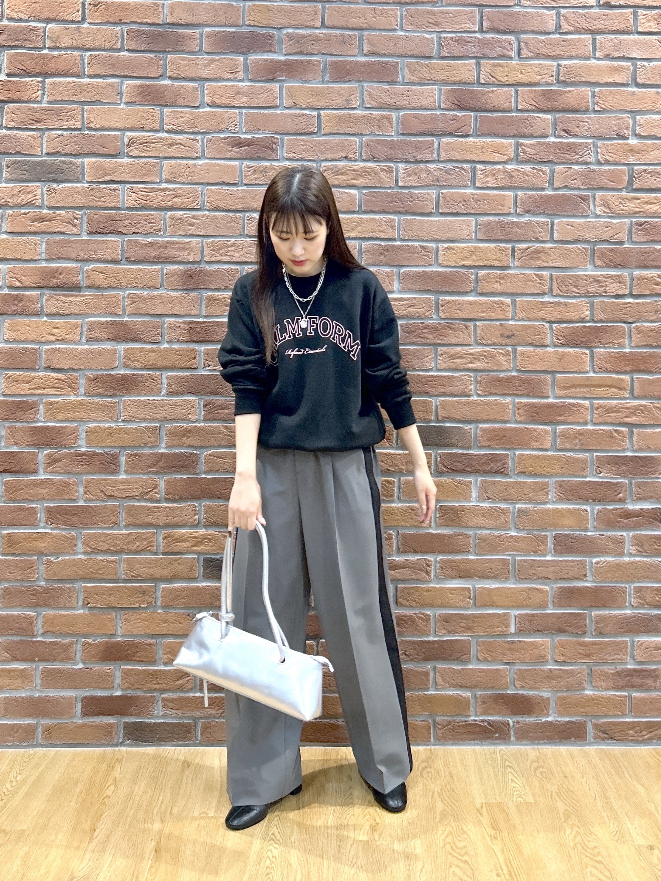 Renoさんの「INDIVI｜フォルムロゴスウェット」を使ったコーディネート