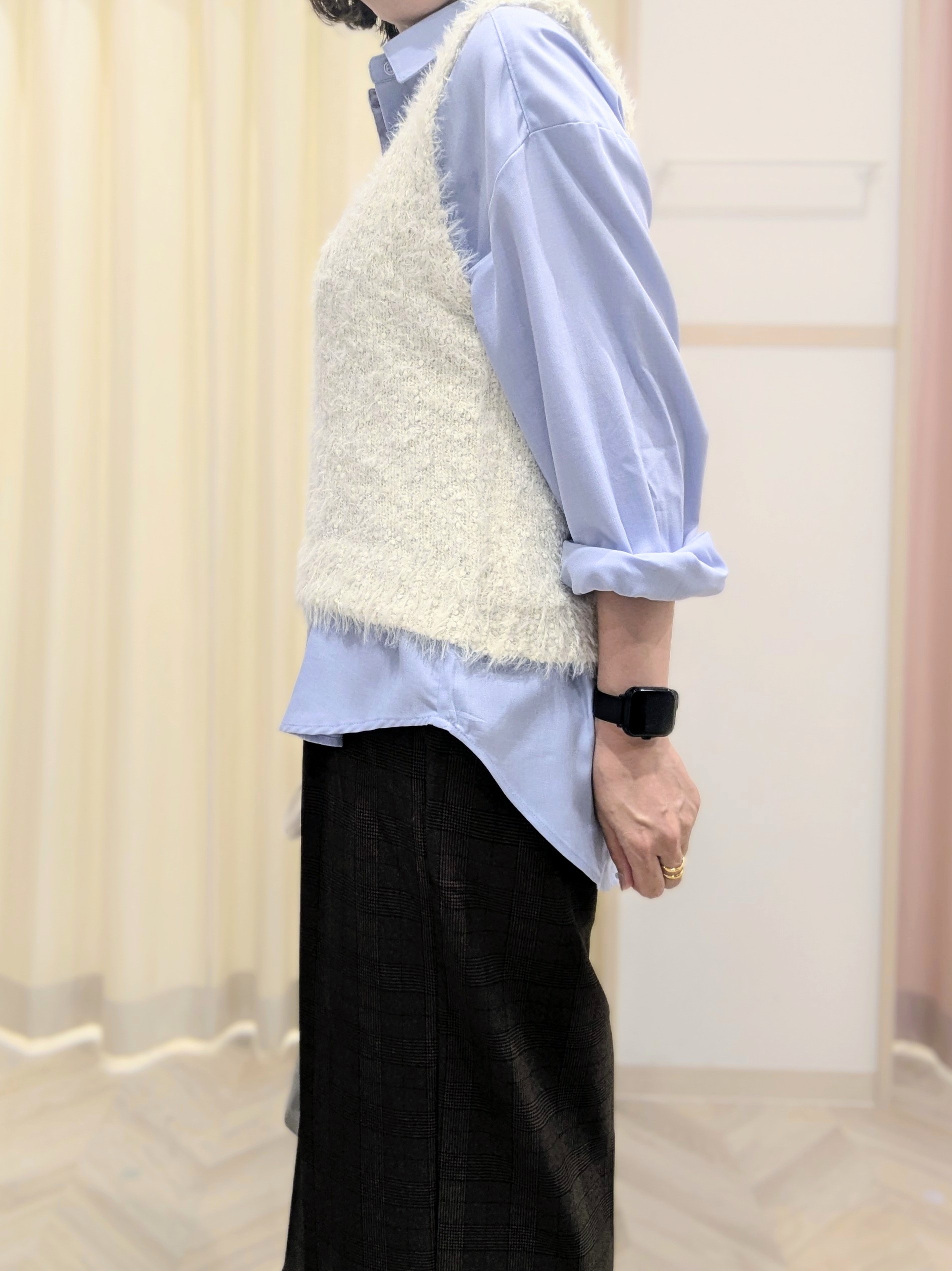 miyuさんの「SHOO･LA･RUE｜【洗濯機可】重ねるだけで華やかに。ポンポンシャギーベスト」を使ったコーディネート