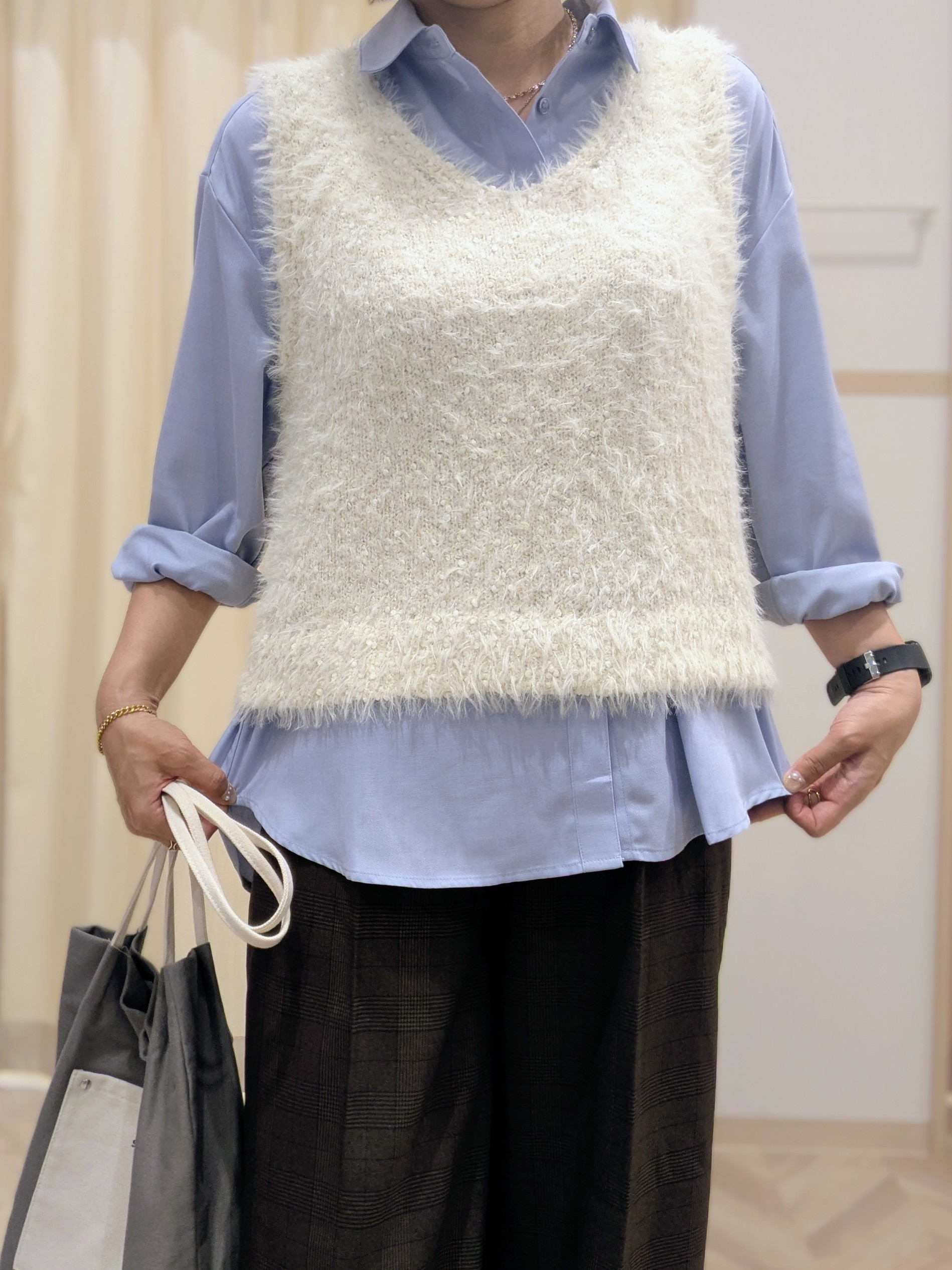 miyuさんの「SHOO･LA･RUE｜【洗濯機可】重ねるだけで華やかに。ポンポンシャギーベスト」を使ったコーディネート