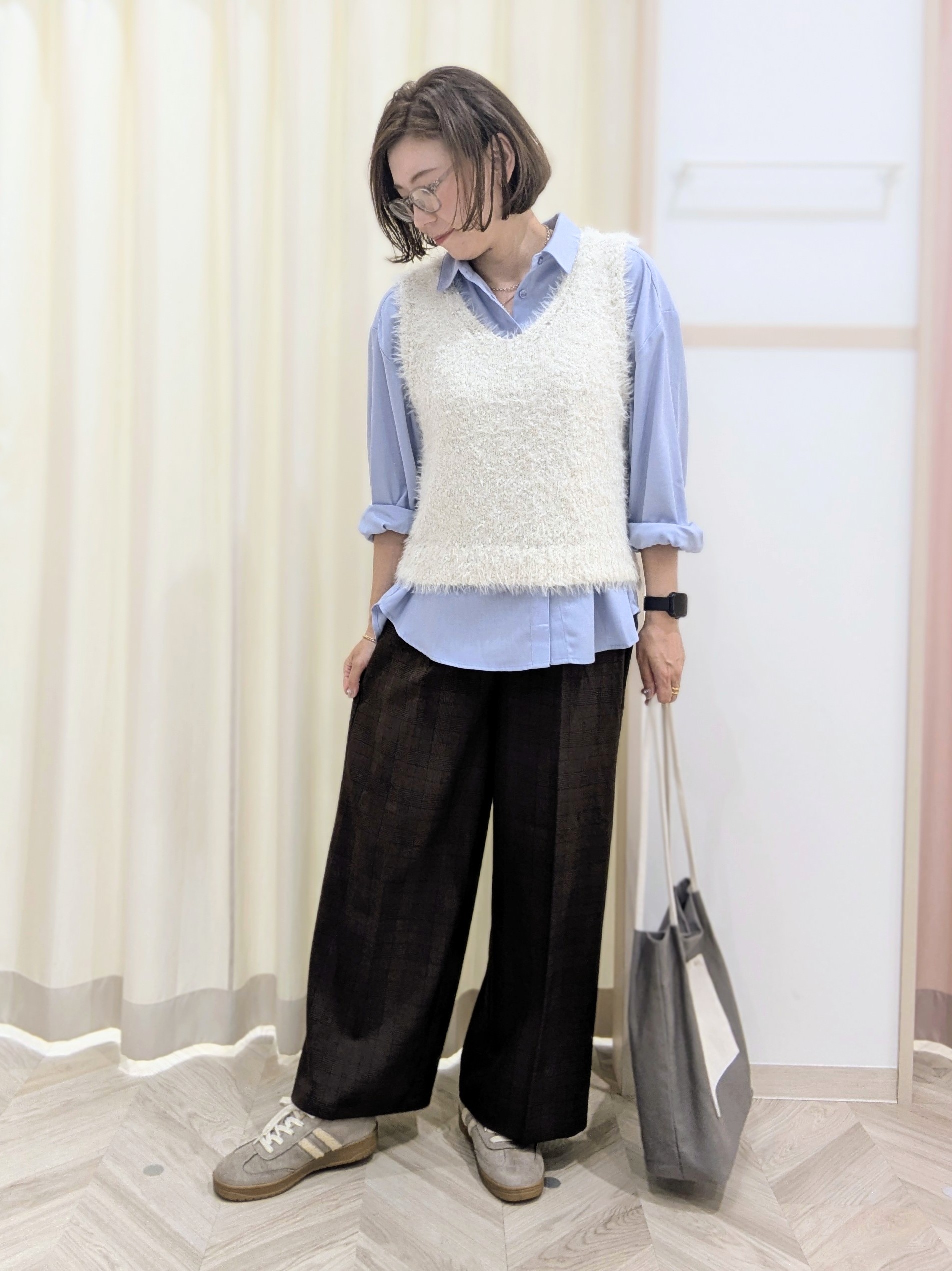 miyuさんの「SHOO･LA･RUE｜【洗濯機可】重ねるだけで華やかに。ポンポンシャギーベスト」を使ったコーディネート