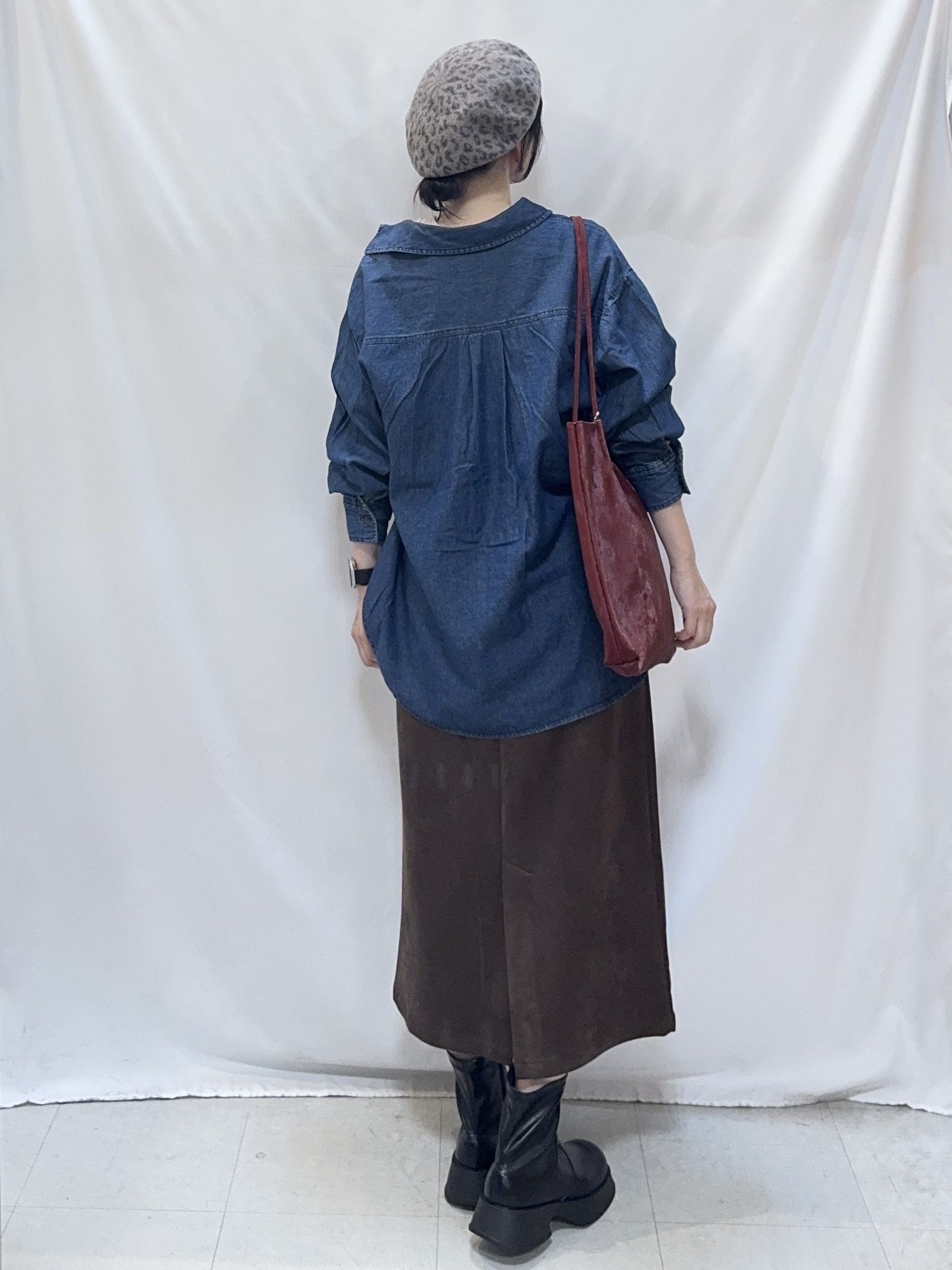 𝐇𝐢𝐫𝐨𝐦𝐢さんの「SHOO･LA･RUE｜ライトオンスデニム ダブルポケット オーバーサイズシャツ」を使ったコーディネート