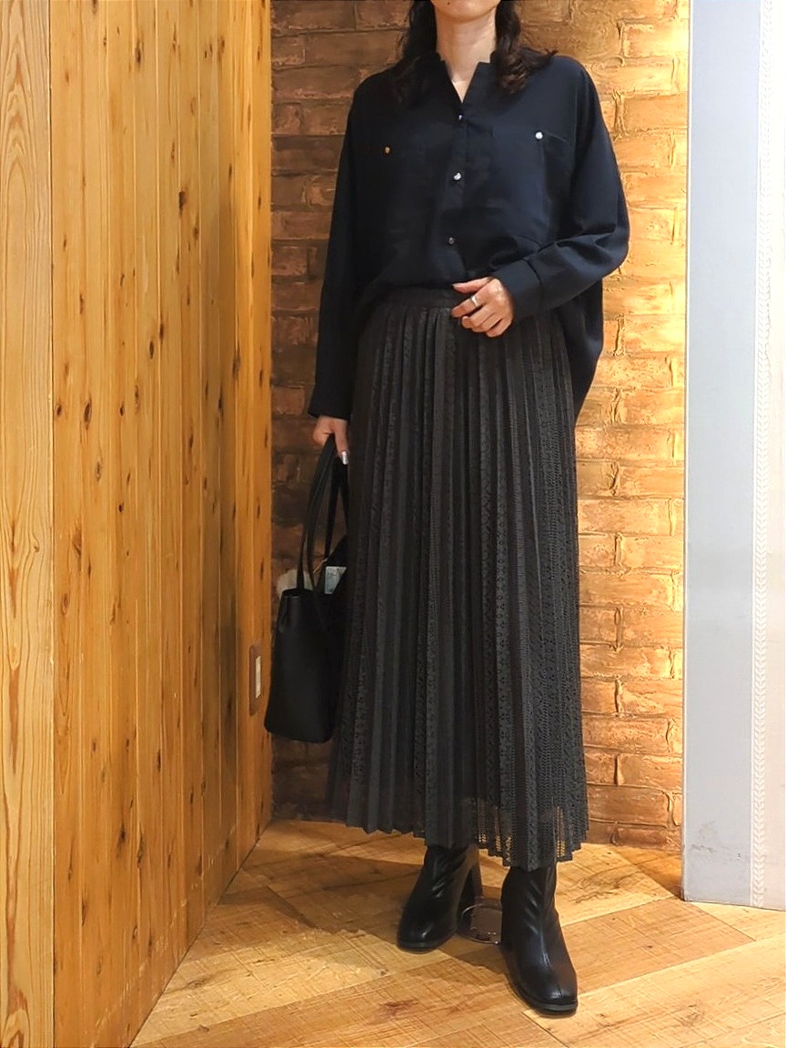 massuさんの「SHOO･LA･RUE｜【洗濯後しわになりにくい/S-LL】こなれ見え ゆるっと キーネック金ボタンポケットシャツ」を使ったコーディネート