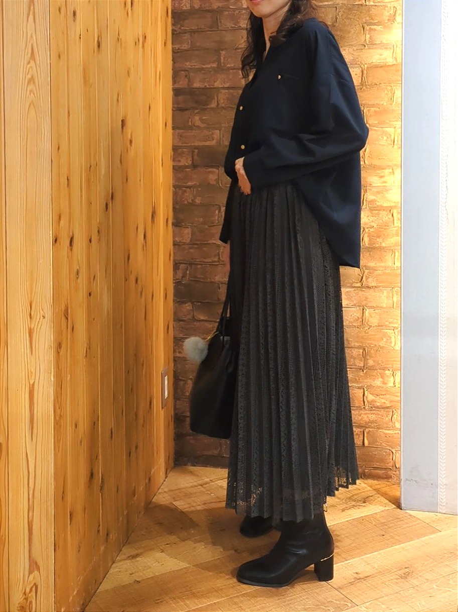 massuさんの「SHOO･LA･RUE｜【洗濯後しわになりにくい/S-LL】こなれ見え ゆるっと キーネック金ボタンポケットシャツ」を使ったコーディネート