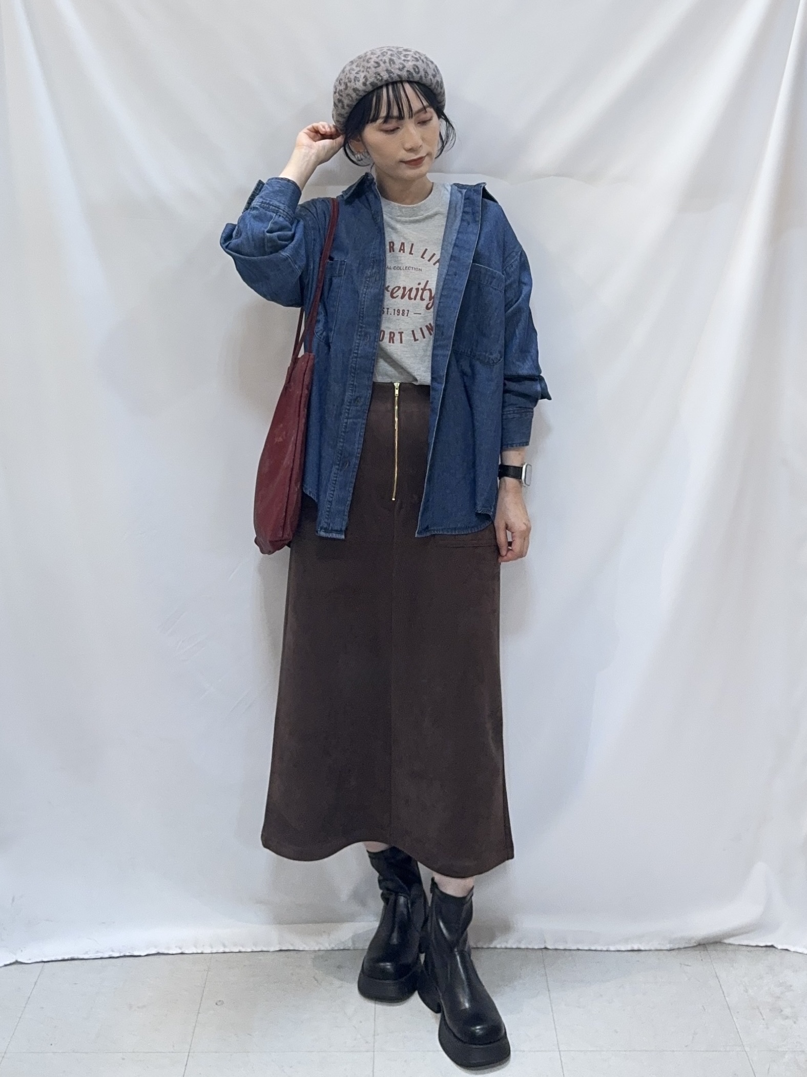 𝐇𝐢𝐫𝐨𝐦𝐢さんの「SHOO･LA･RUE｜ライトオンスデニム ダブルポケット オーバーサイズシャツ」を使ったコーディネート