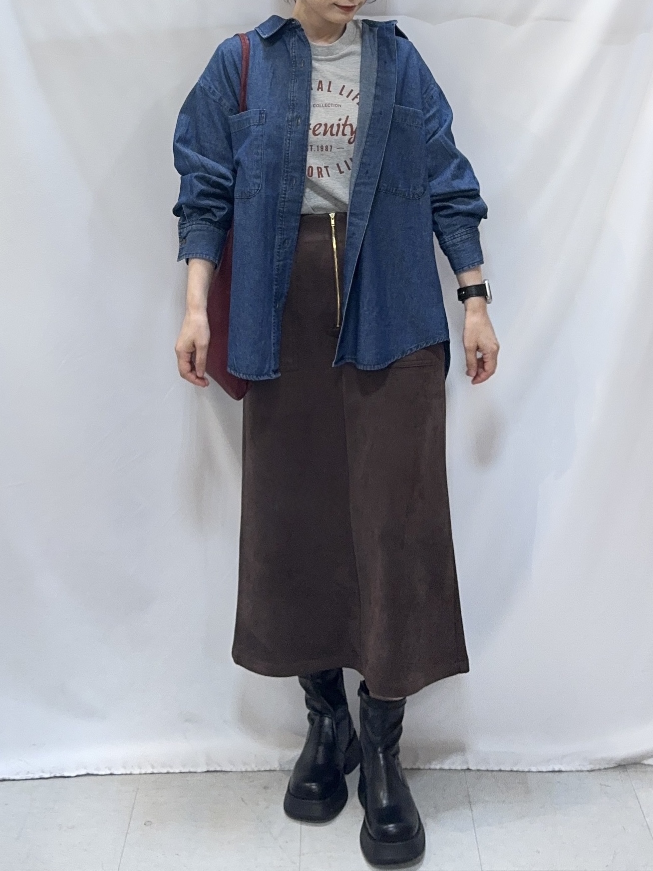 𝐇𝐢𝐫𝐨𝐦𝐢さんの「SHOO･LA･RUE｜ライトオンスデニム ダブルポケット オーバーサイズシャツ」を使ったコーディネート