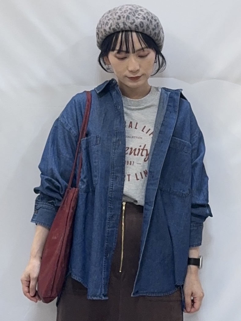 𝐇𝐢𝐫𝐨𝐦𝐢さんの「SHOO･LA･RUE｜ライトオンスデニム ダブルポケット オーバーサイズシャツ」を使ったコーディネート