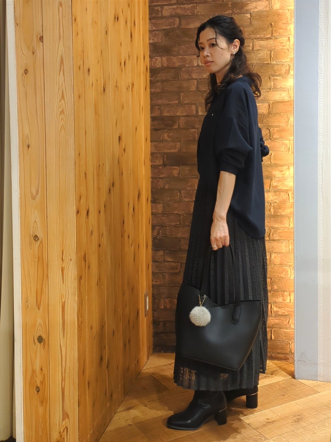 massuさんの「SHOO･LA･RUE｜【洗濯後しわになりにくい/S-LL】こなれ見え ゆるっと キーネック金ボタンポケットシャツ」を使ったコーディネート