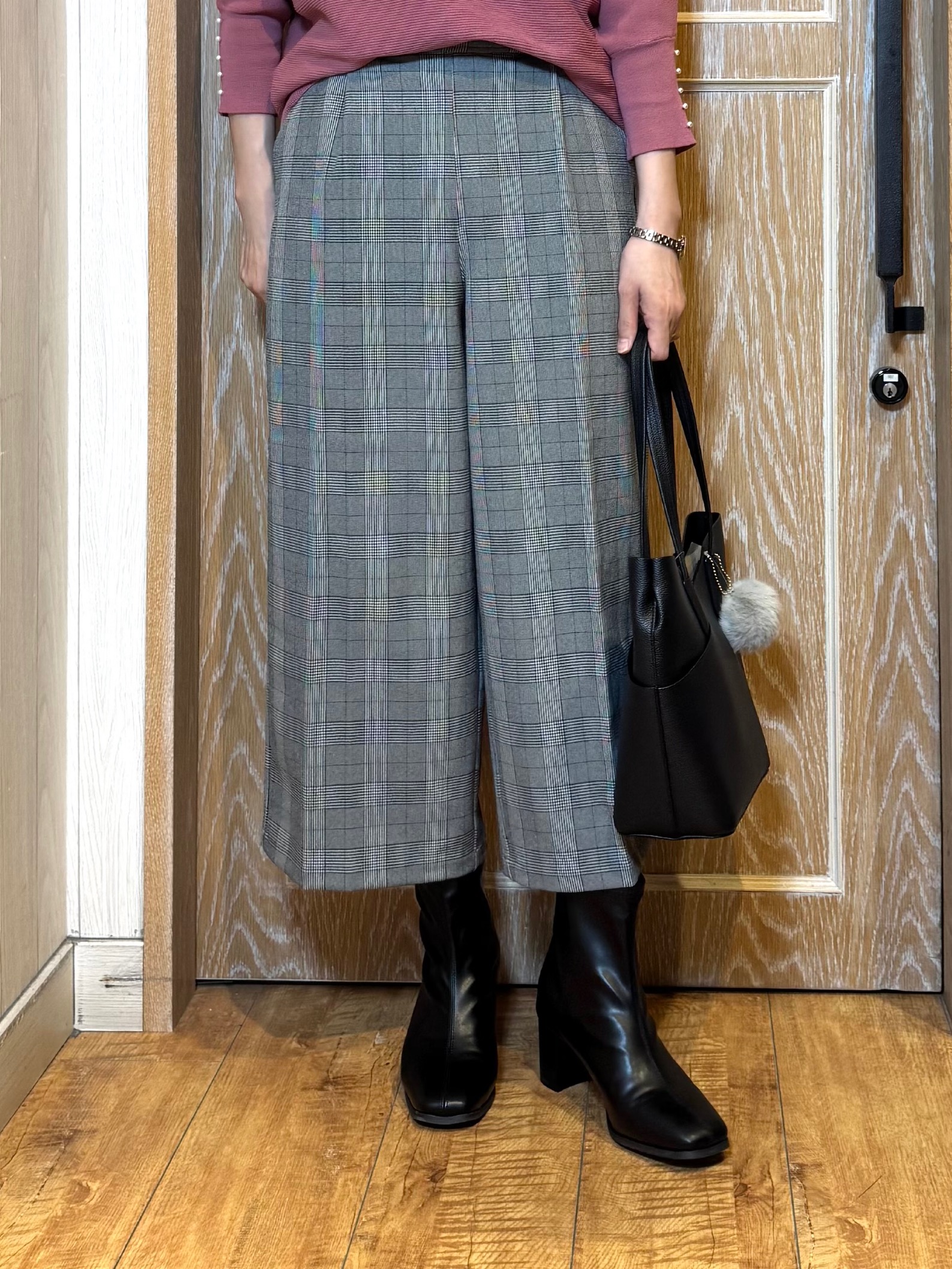 KAORIさんの「SHOO･LA･RUE｜【毛玉になりにくい】パール調ボタンが女性らしさをプラス ガーター切替 7分袖ドルマンニット」を使ったコーディネート