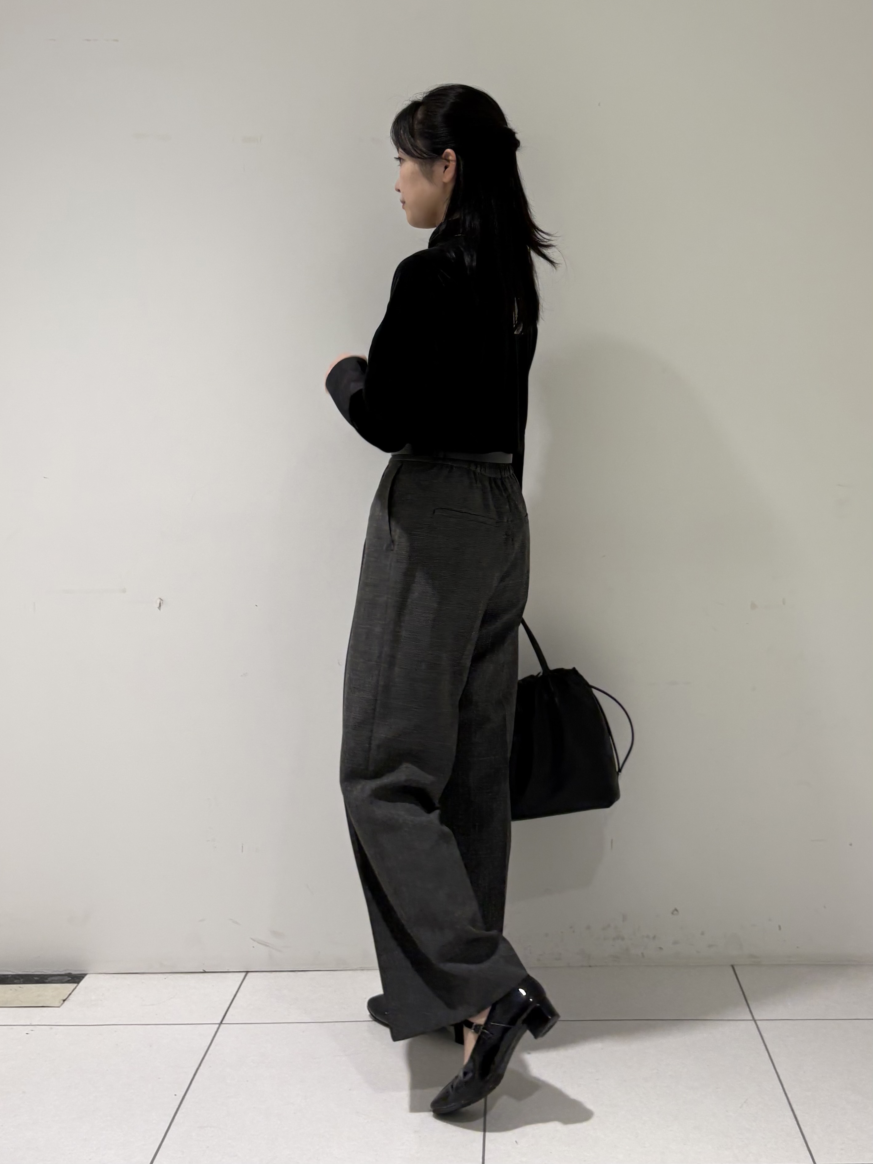momokoさんの「INDIVI｜【レイヤード／袖口シアー／日本製】ベロアジャージトップス」を使ったコーディネート
