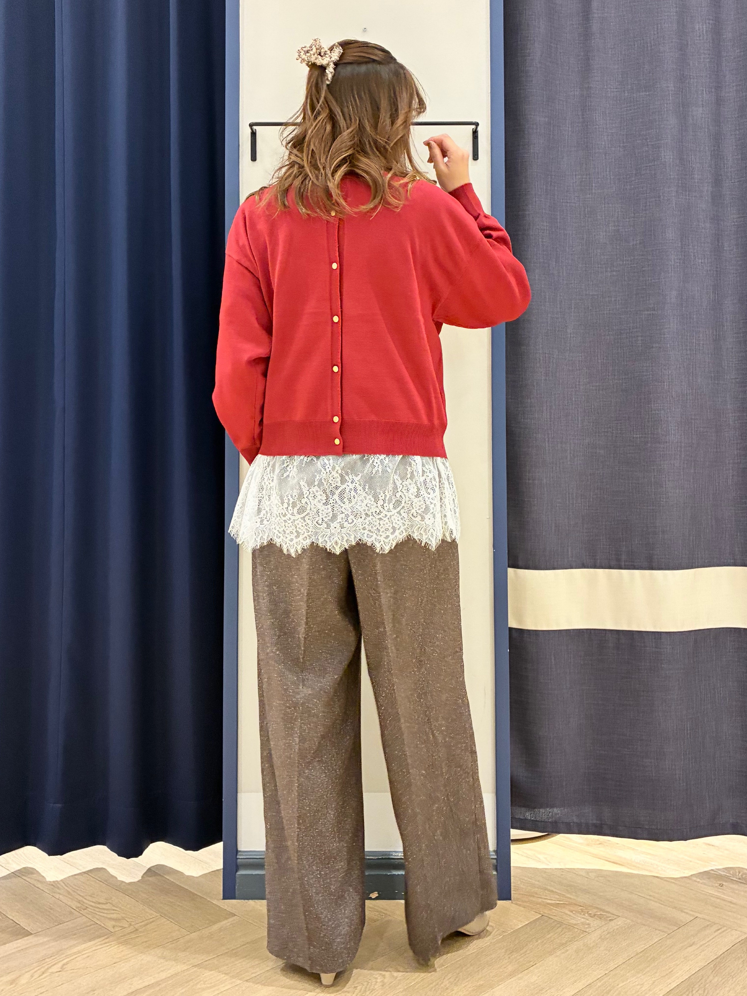 Orikaさんの「grove｜【前後2WAY】さりげなく、上品にきらめく ニットカーディガン」を使ったコーディネート