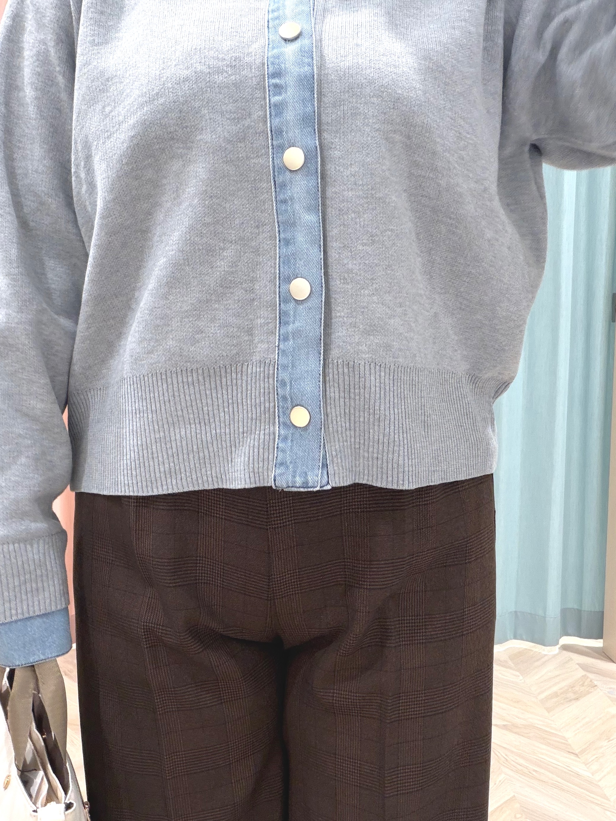 まちゃんなちゃんさんの「SHOO･LA･RUE｜【S-LL/洗濯機可】デニム／チェック切替でこなれ見え 金ボタンニットカーディガン」を使ったコーディネート