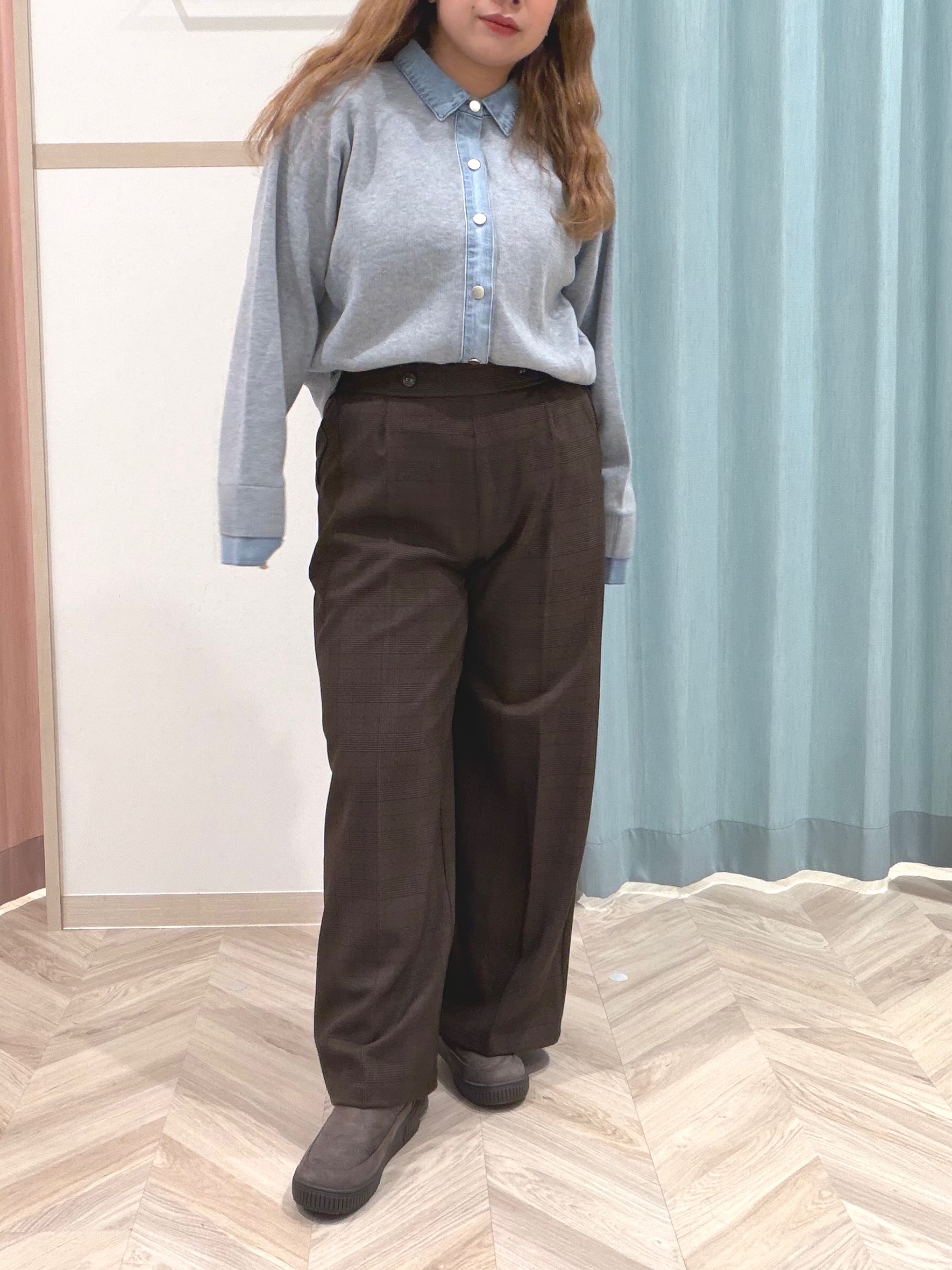 まちゃんなちゃんさんの「SHOO･LA･RUE｜【S-LL/洗濯機可】デニム／チェック切替でこなれ見え 金ボタンニットカーディガン」を使ったコーディネート