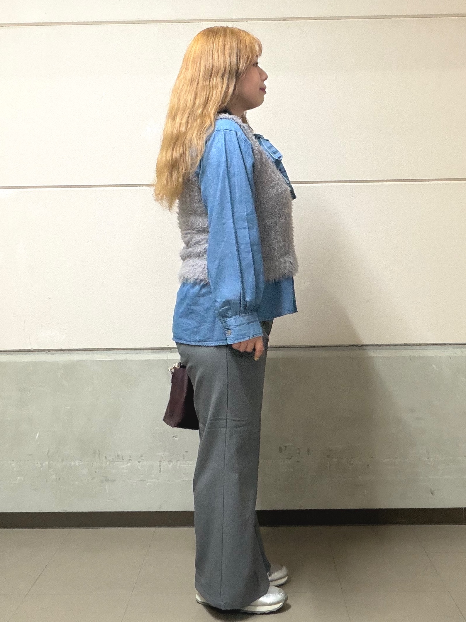 まちゃんなちゃんさんの「SHOO･LA･RUE｜【洗濯機可】重ねるだけで華やかに。ポンポンシャギーベスト」を使ったコーディネート