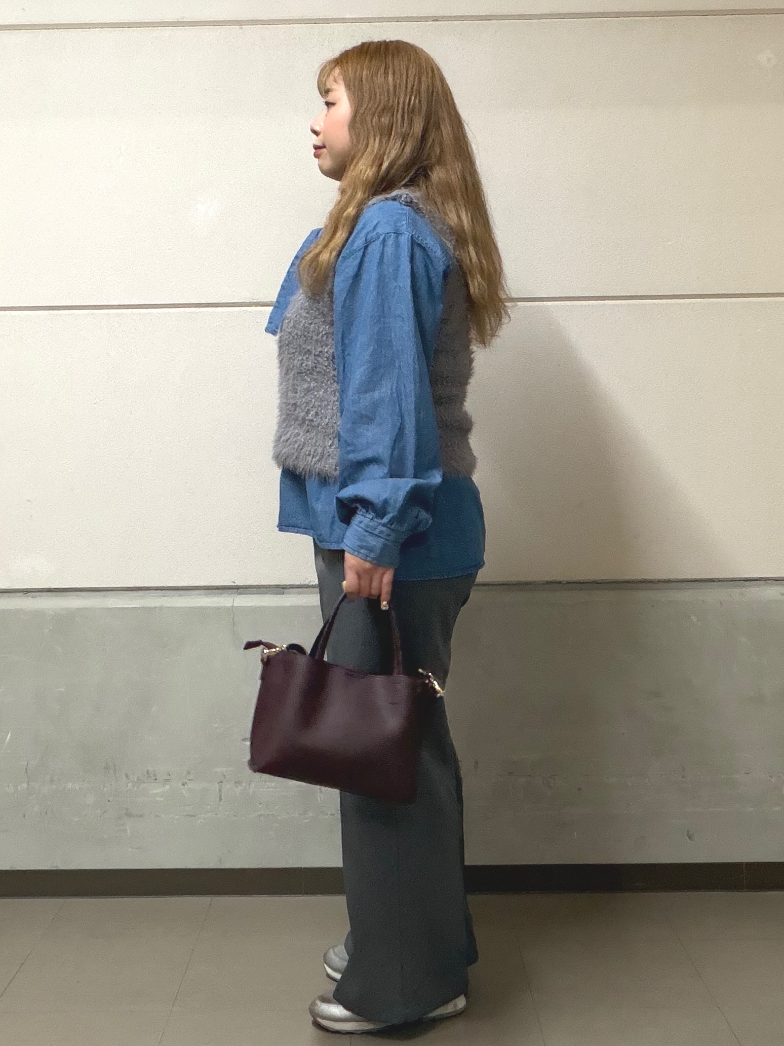 まちゃんなちゃんさんの「SHOO･LA･RUE｜【洗濯機可】重ねるだけで華やかに。ポンポンシャギーベスト」を使ったコーディネート