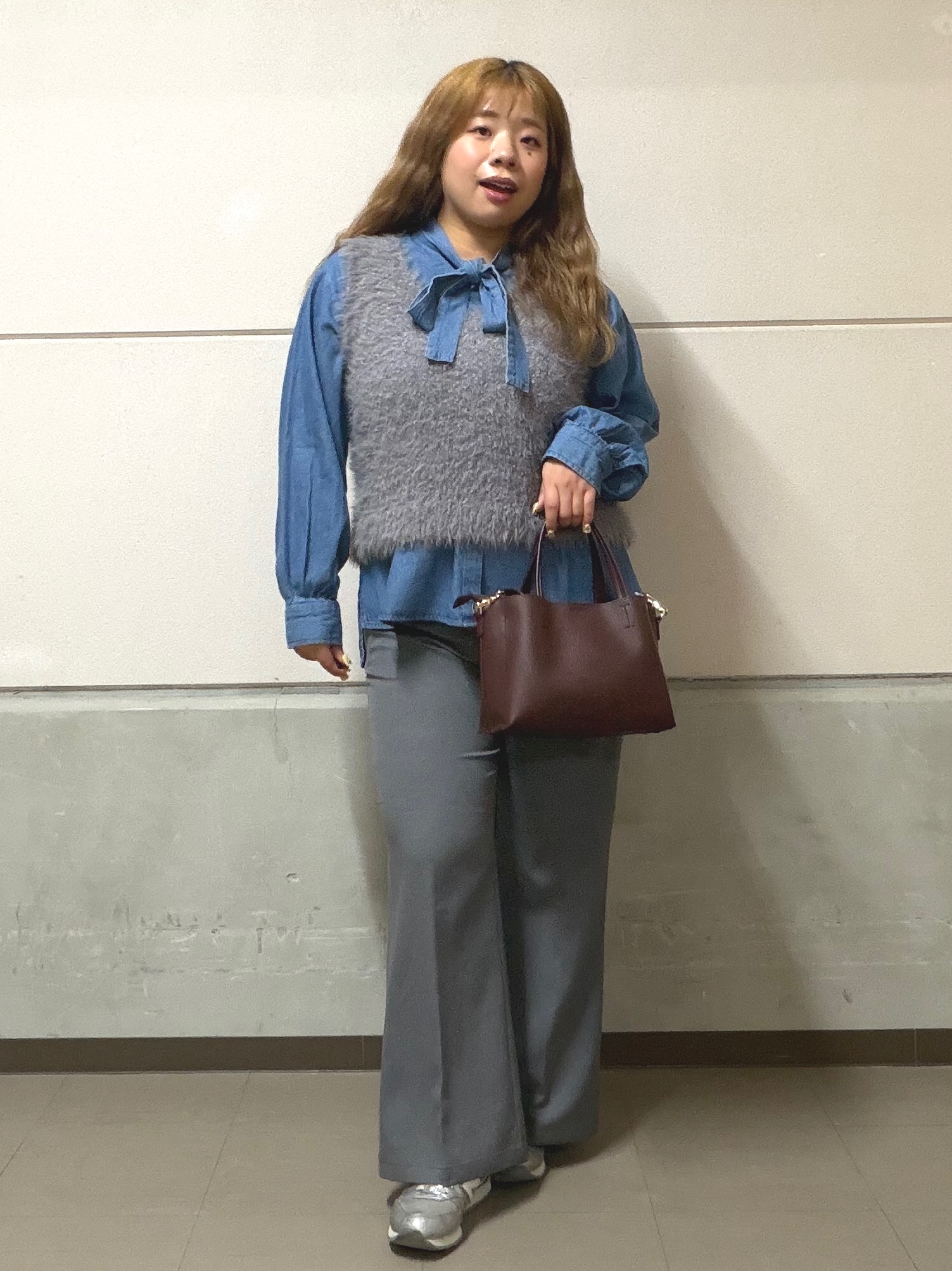 まちゃんなちゃんさんの「SHOO･LA･RUE｜【洗濯機可】重ねるだけで華やかに。ポンポンシャギーベスト」を使ったコーディネート